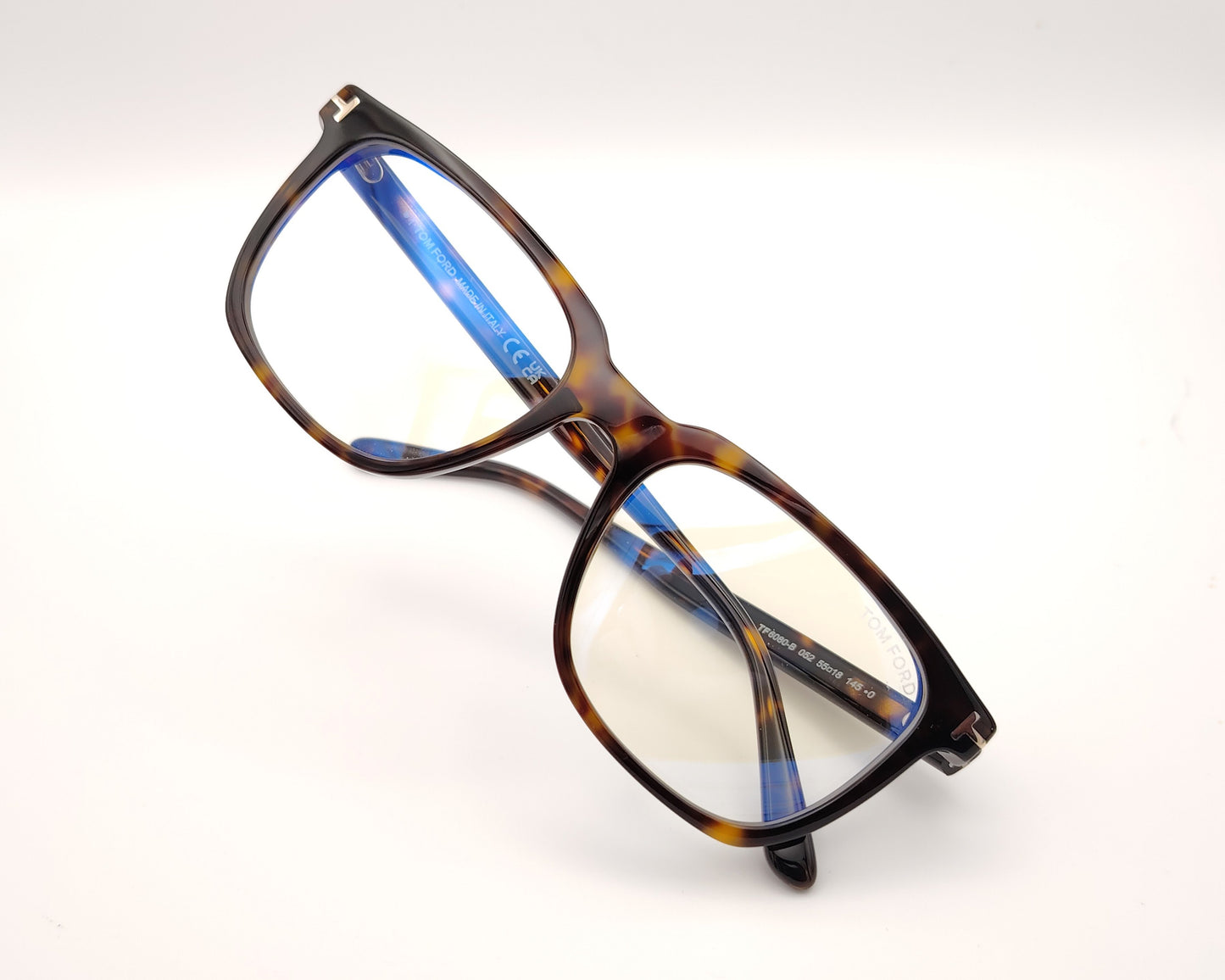gafas de pasta color carey con forma rectangular y detalle metálico lateral