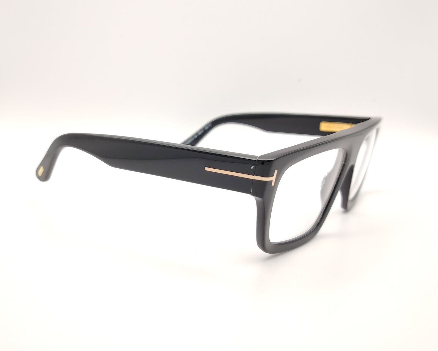 gafas de pasta negras con forma rectangular y detalle metálico en las patillas