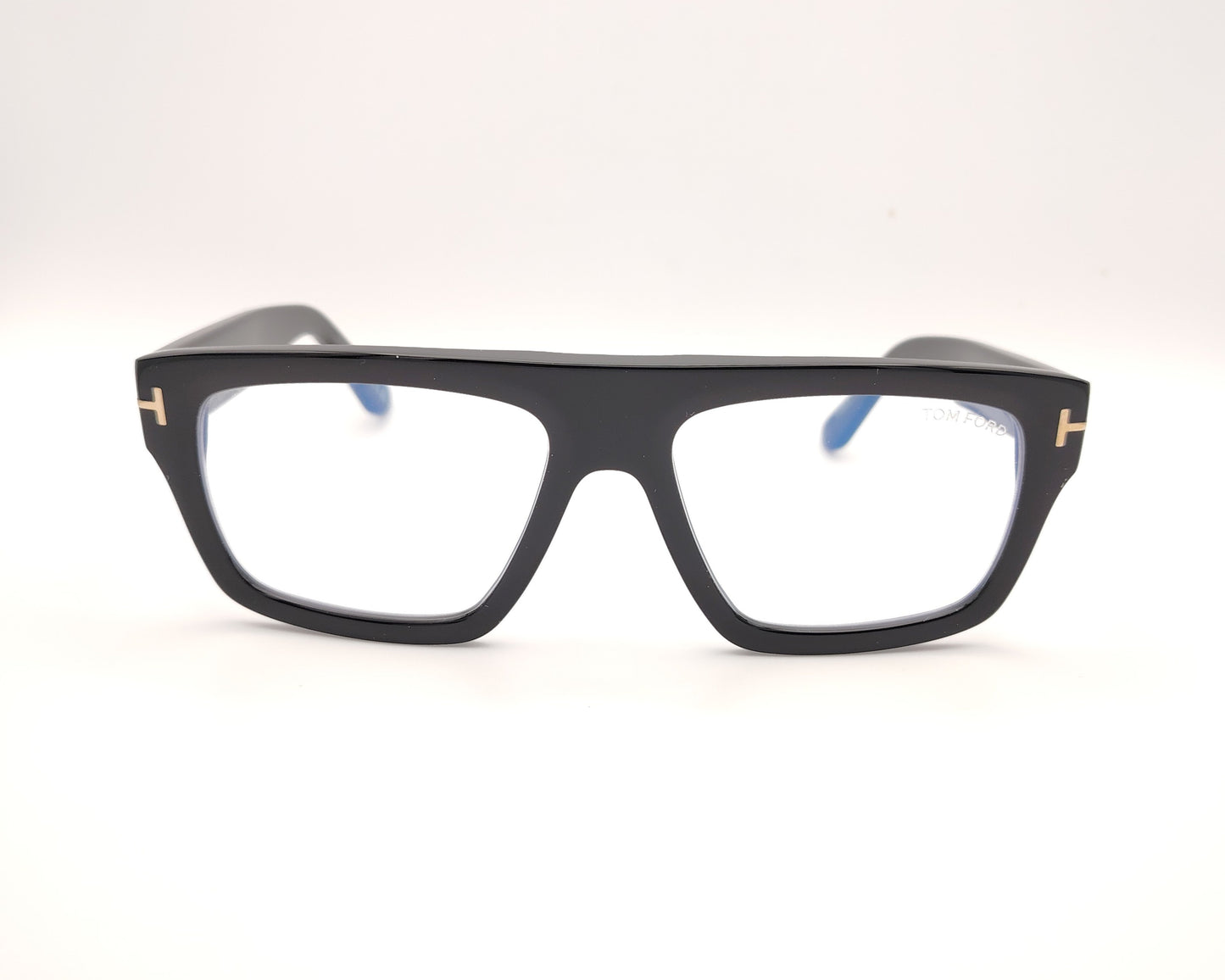 gafas de pasta negras con forma rectangular y detalle metálico en las patillas