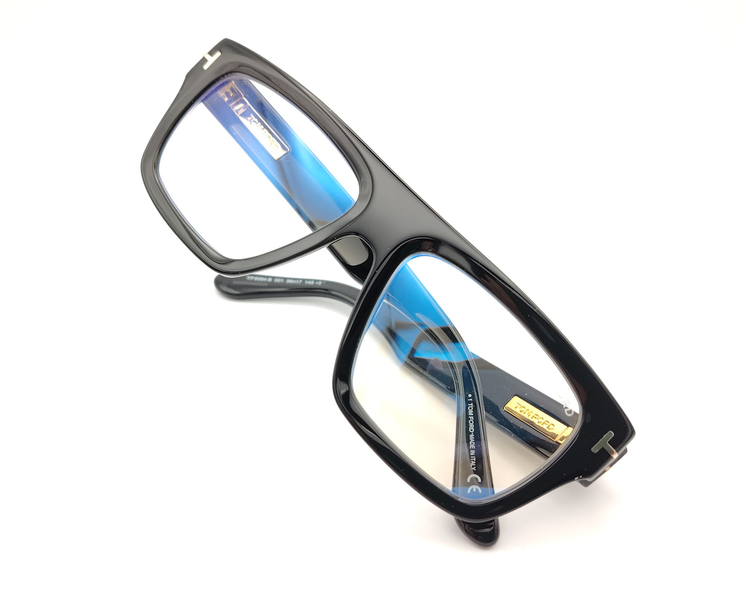 gafas de pasta negras con forma rectangular y detalle metálico en las patillas