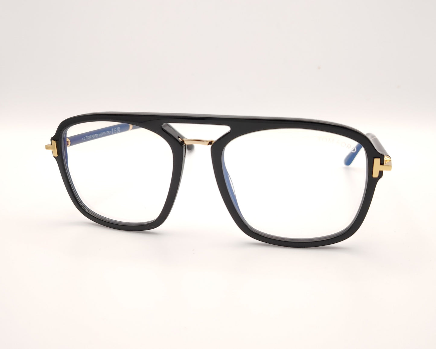 gafas tom ford negras con puente metálico y detalles dorados en frontal y patillas