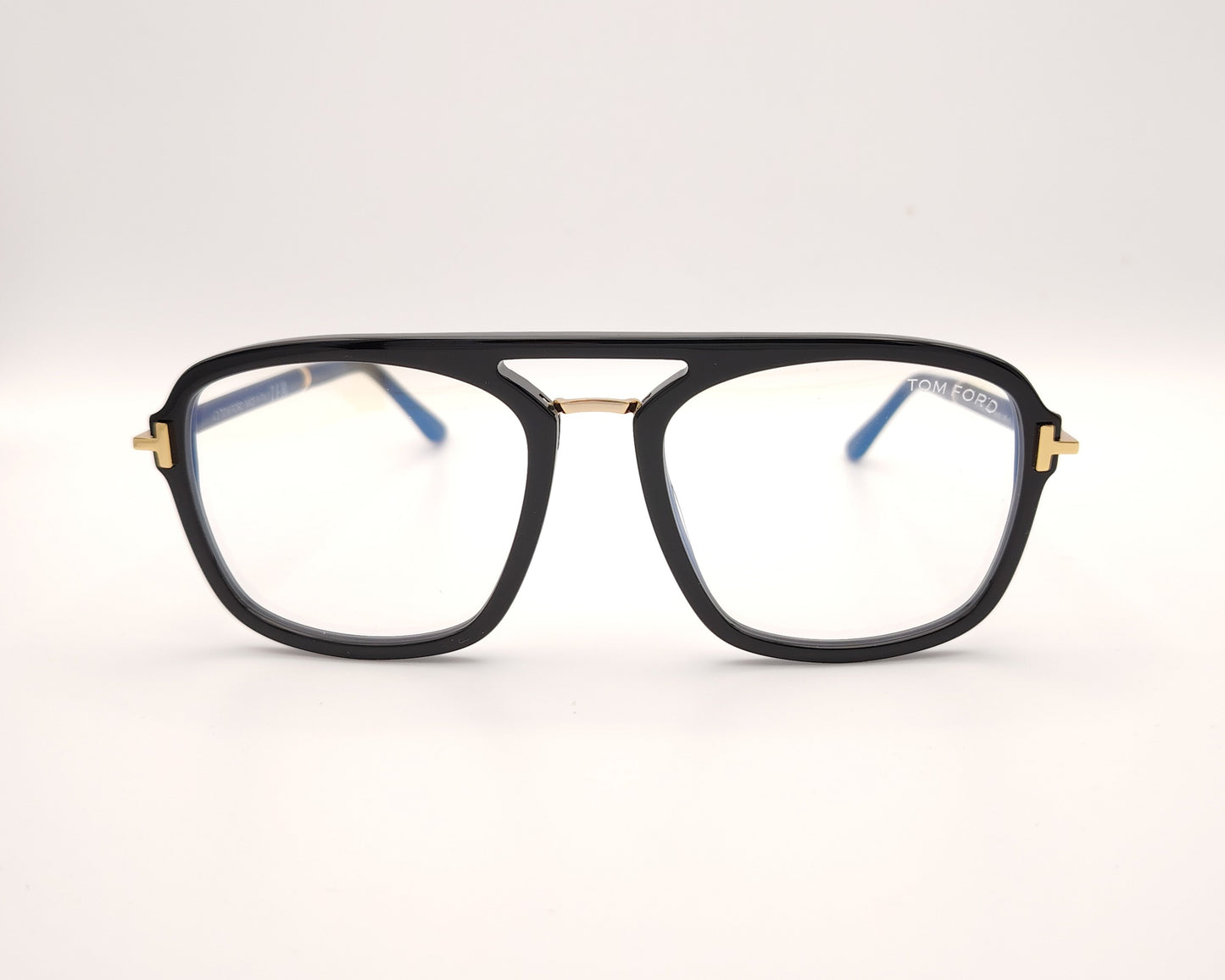 gafas tom ford negras con puente metálico y detalles dorados en frontal y patillas