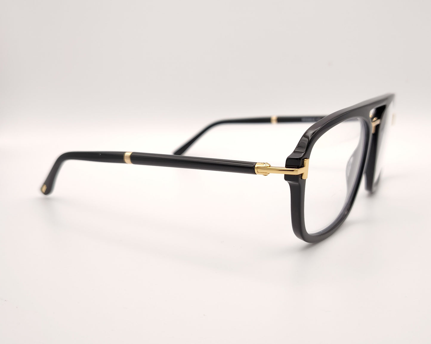 gafas tom ford negras con puente metálico y detalles dorados en frontal y patillas