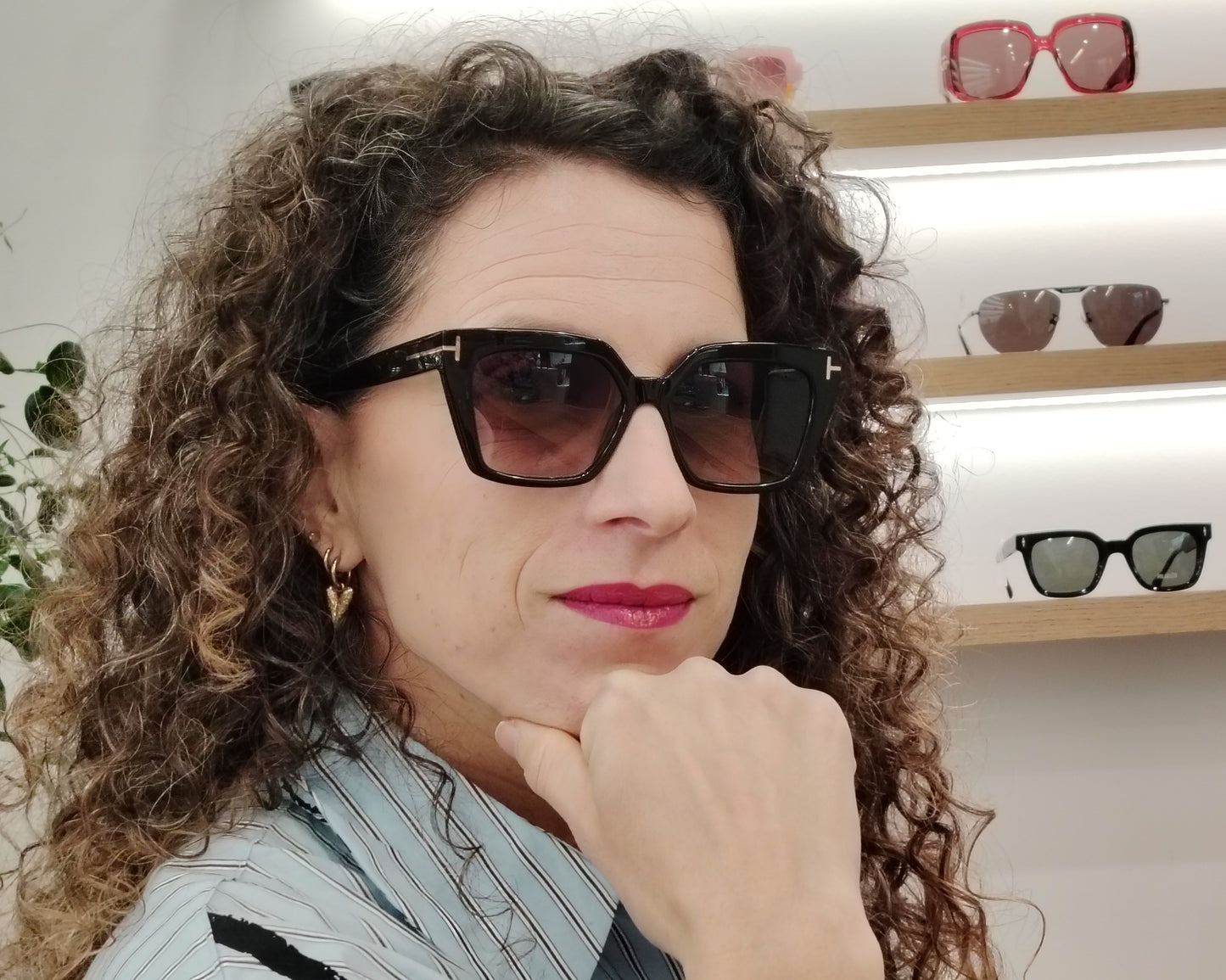 gafas de sol cuadradas tom ford negras con lentes degradadas marrones