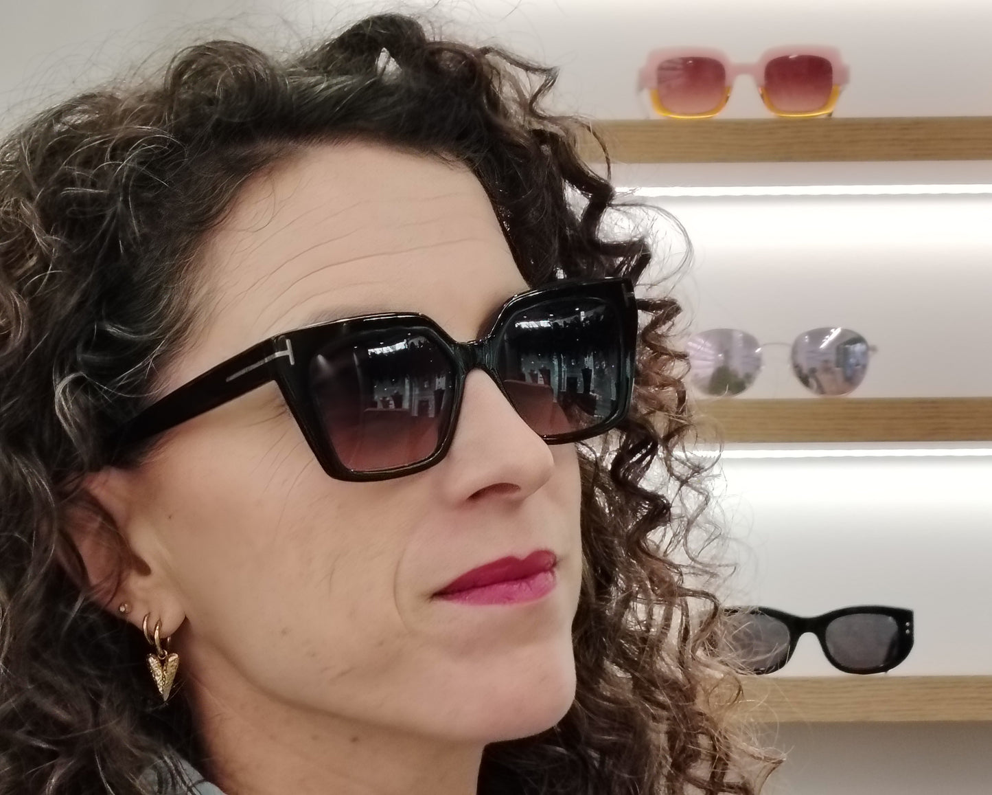 tom ford tf1030 01z gafas de sol en formato cuadrado ligeramente cat eyes en color negro con las lentes en degradado marrón