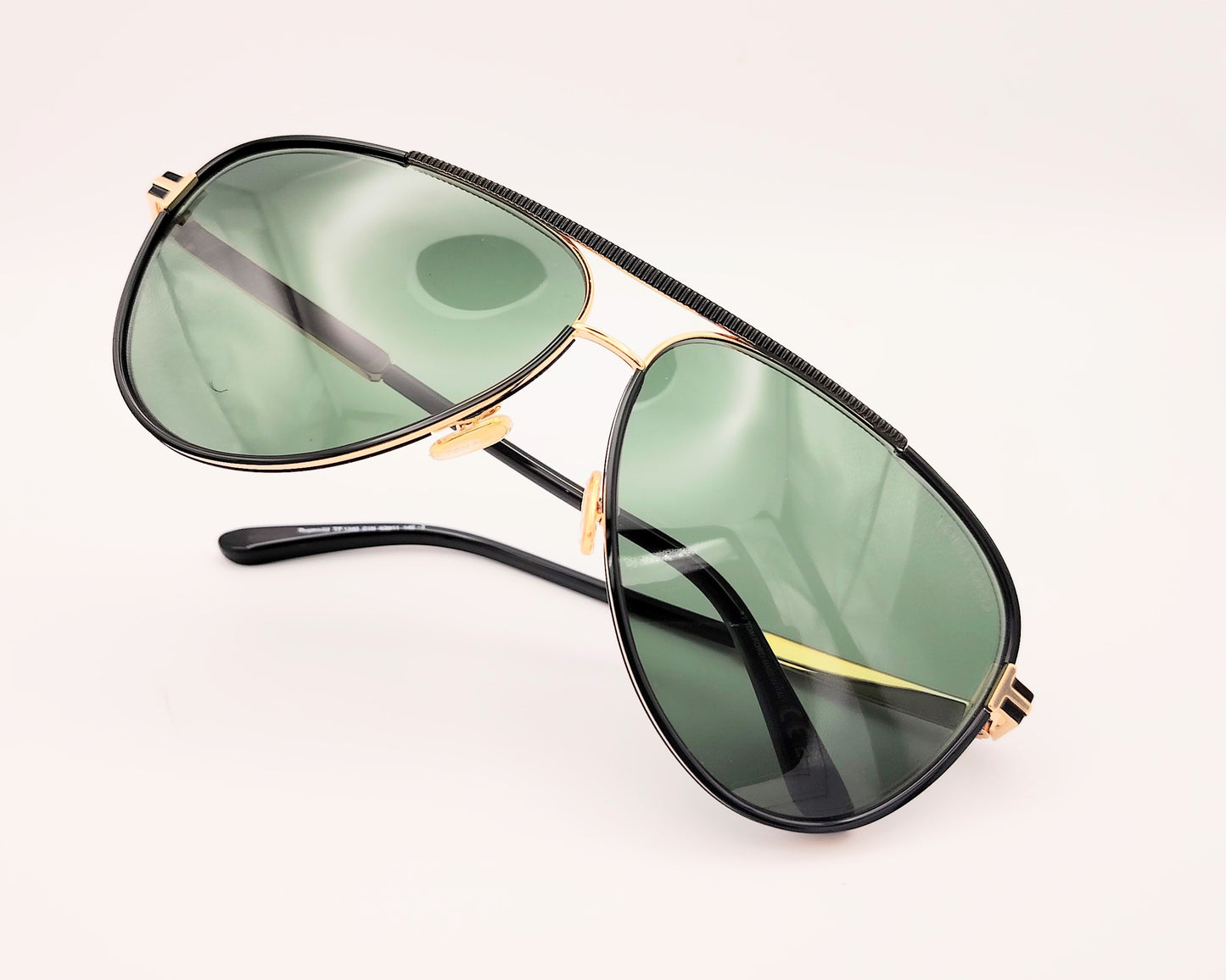 gafas de sol tom ford forma aviador oversice en metal dorado y negro con lentes verdes