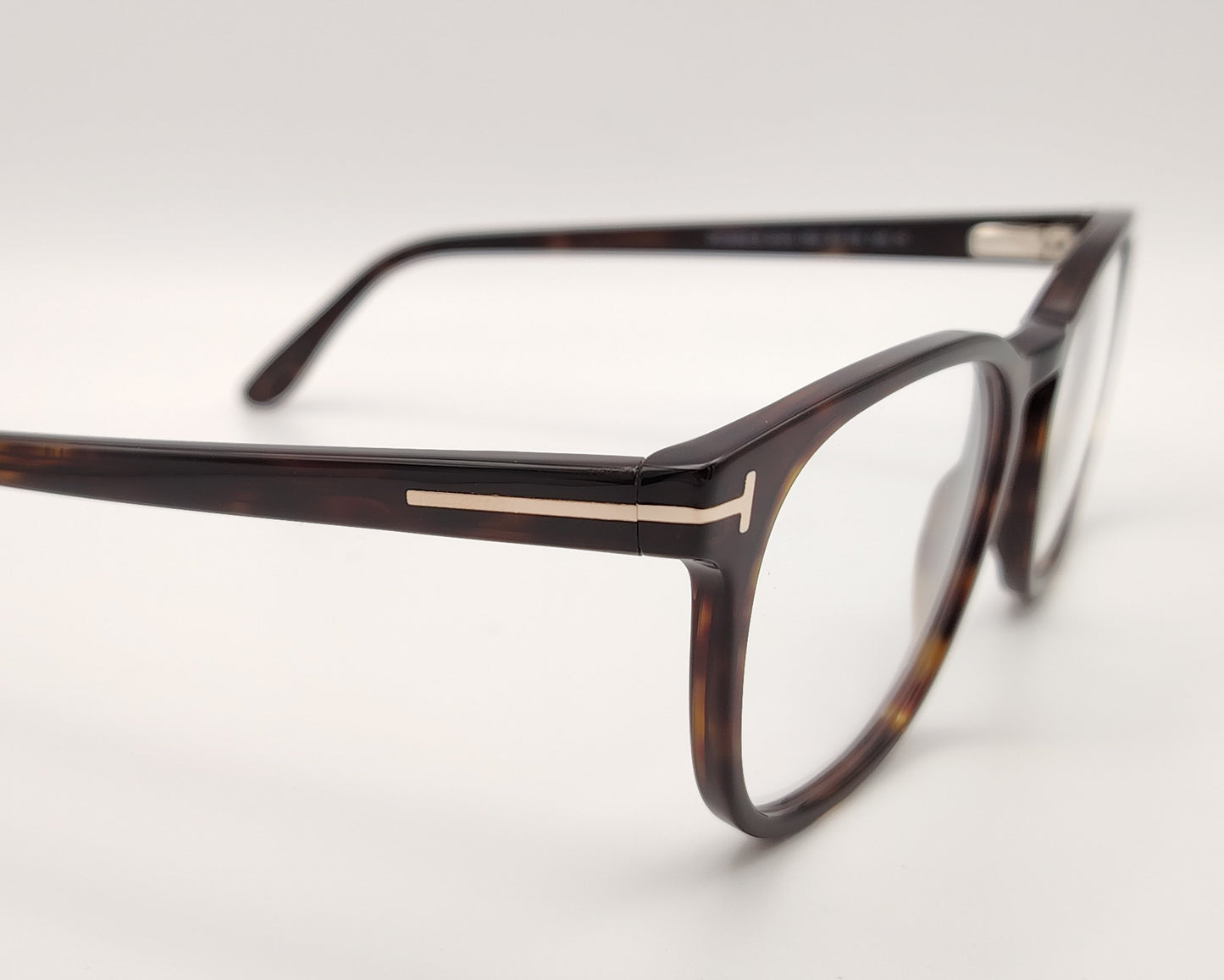 gafas tom ford de pasta carey con detalle dorado en los talones