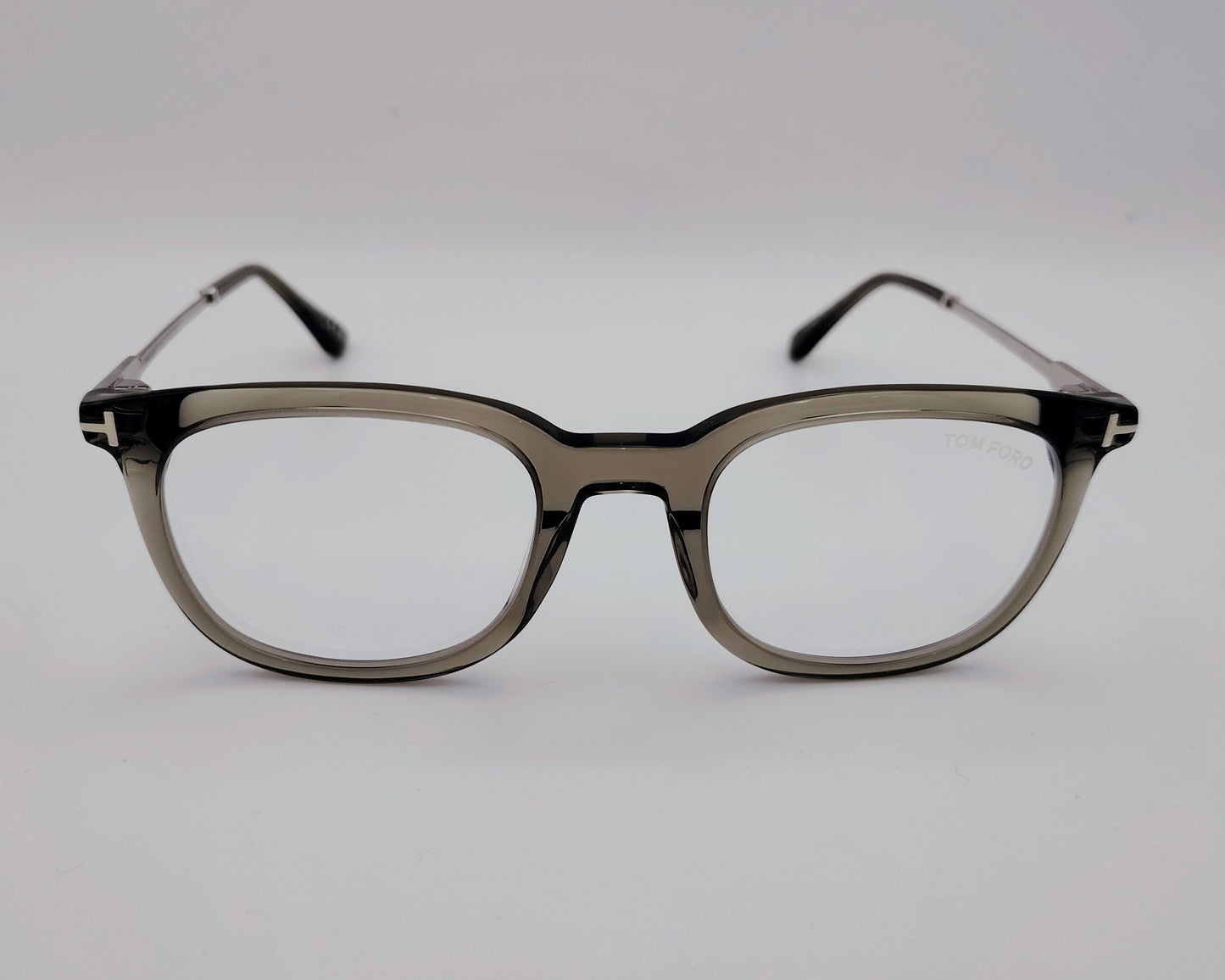 tom ford tf5904b 096 gafas de acetato en formato semi redondeado en color arena traslúcido con las varillas en metal