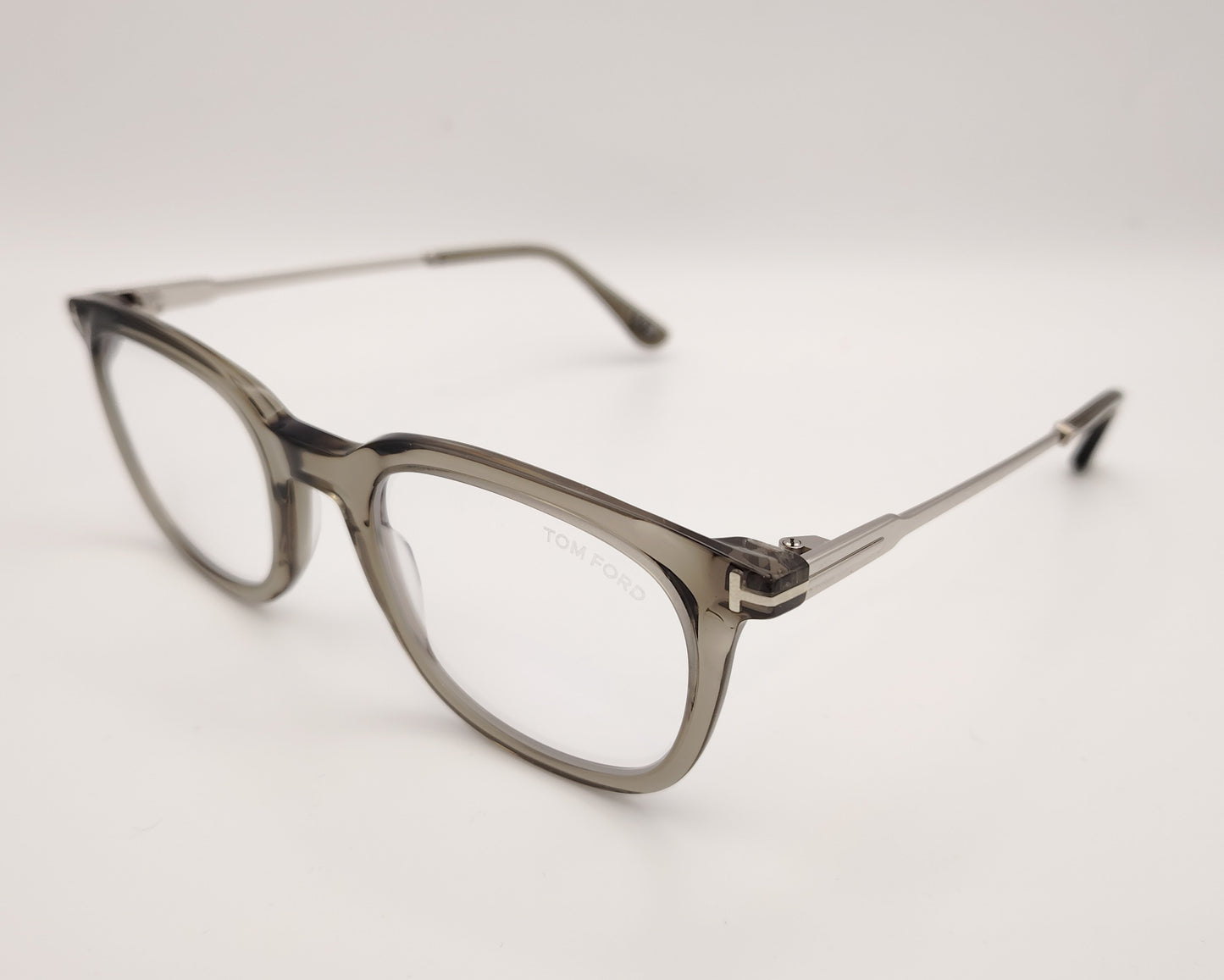 tom ford tf5904b 096 gafas de acetato en formato semi redondeado en color arena traslúcido con las varillas en metal