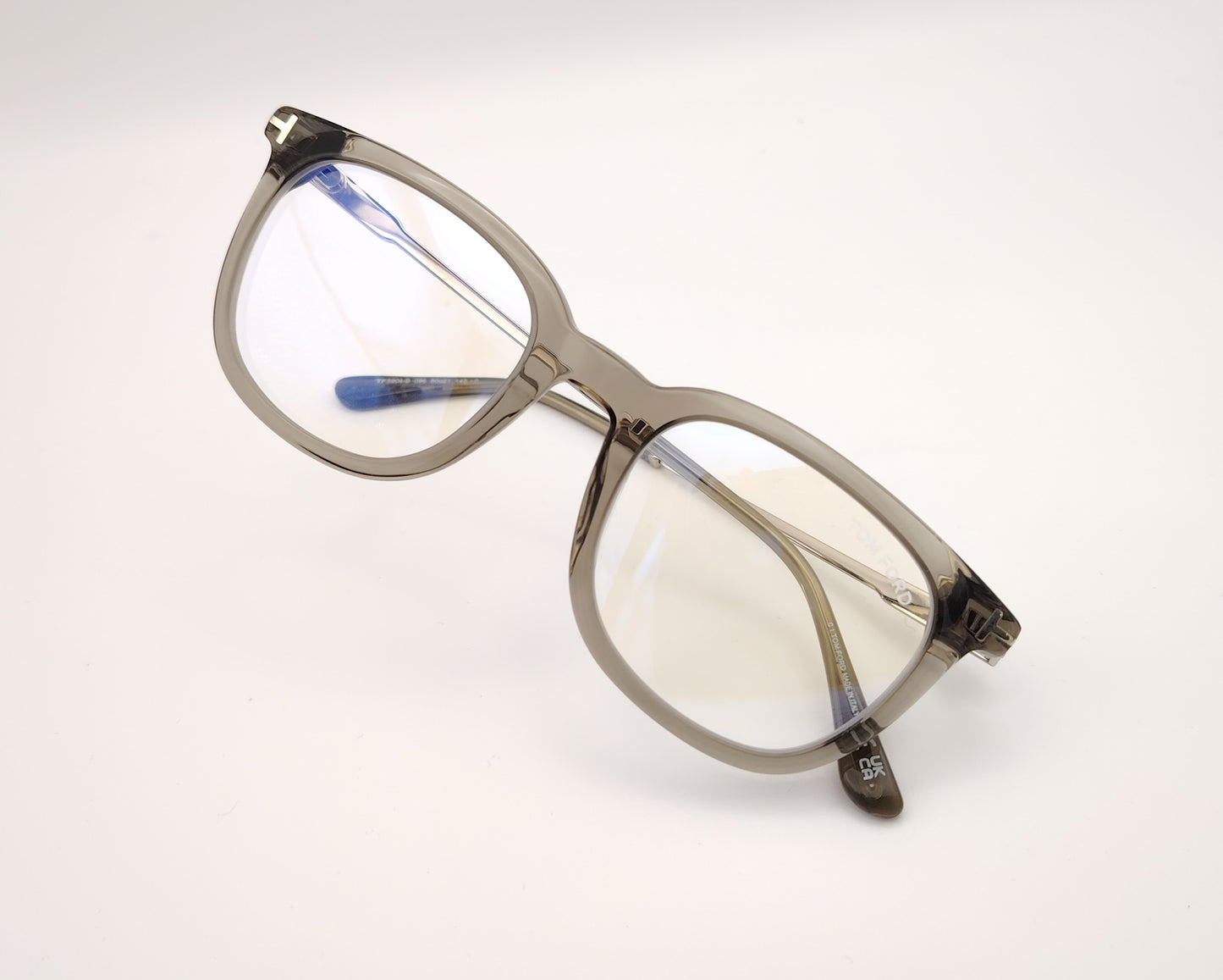 tom ford tf5904b 096 gafas de acetato en formato semi redondeado en color arena traslúcido con las varillas en metal