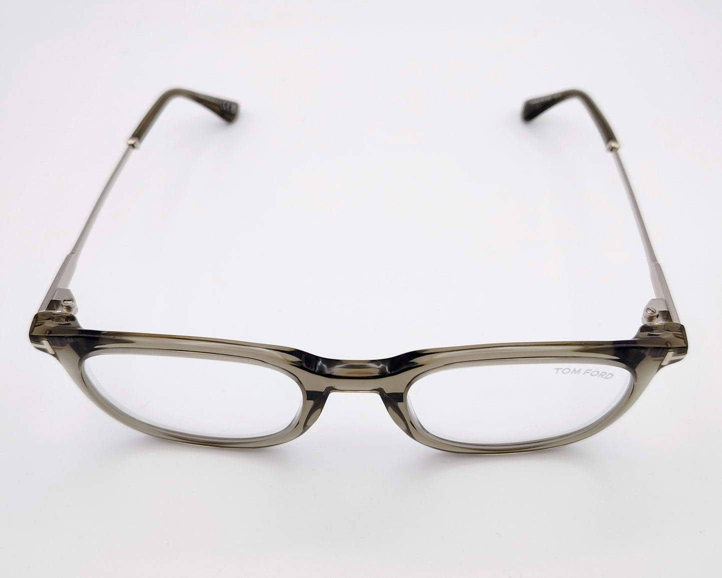 tom ford tf5904b 096 gafas de acetato en formato semi redondeado en color arena traslúcido con las varillas en metal