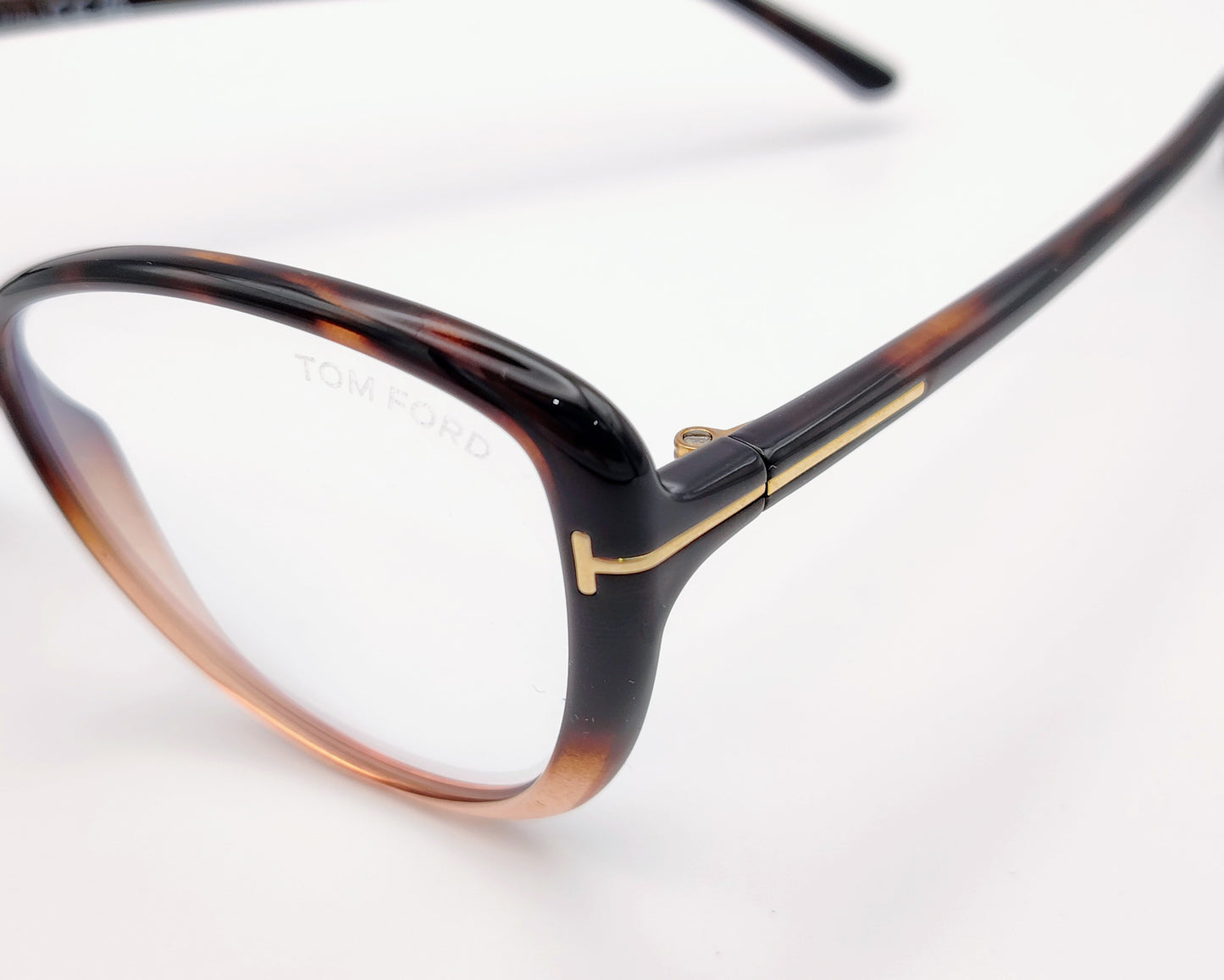 gafas de pasta estilo cat eyes , ligeras, en color degradado de habana a crema, logo dorado en los talones y varillas