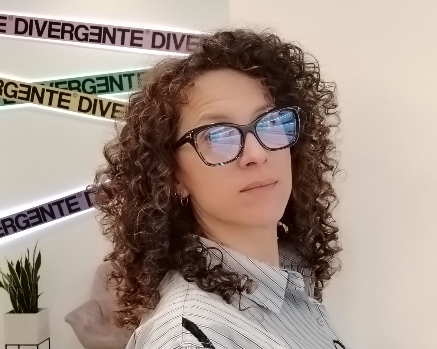 gafas tom ford tf5909b 092 con montura de acetato azul translúcida y varillas jaspeadas habana y detalles metálicos