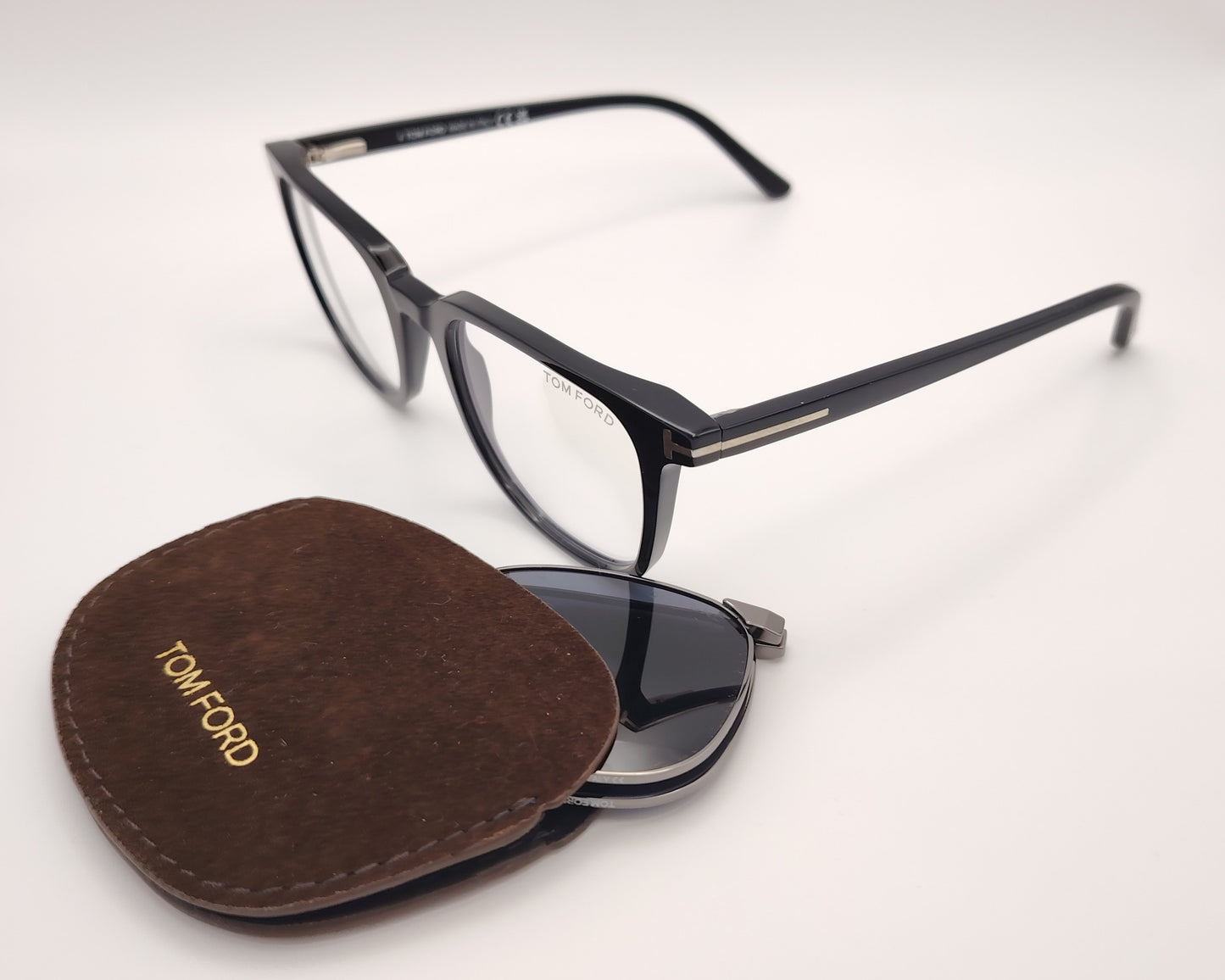 gafas de vista tom ford tf5916 001 con clip solar magnético fabricadas en acetato con detalles metálicos, diseño versátil que permite usarlas como gafas graduadas y transformarlas en gafas de sol en un instante el clip de lentes oscuras se acopla de forma cuadrada con bordes redondeados, con imanes ocultos asegurando comodidad y estilo