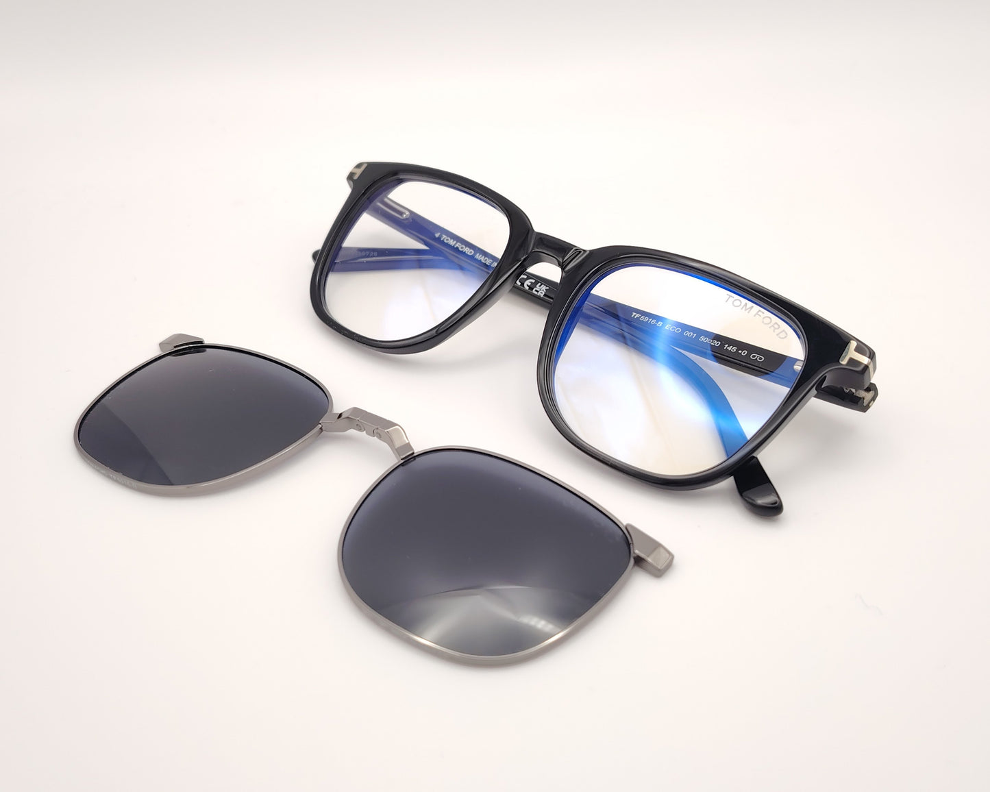 gafas de vista tom ford tf5916 001 con clip solar magnético fabricadas en acetato con detalles metálicos, diseño versátil que permite usarlas como gafas graduadas y transformarlas en gafas de sol en un instante el clip de lentes oscuras se acopla de forma cuadrada con bordes redondeados, con imanes ocultos asegurando comodidad y estilo
