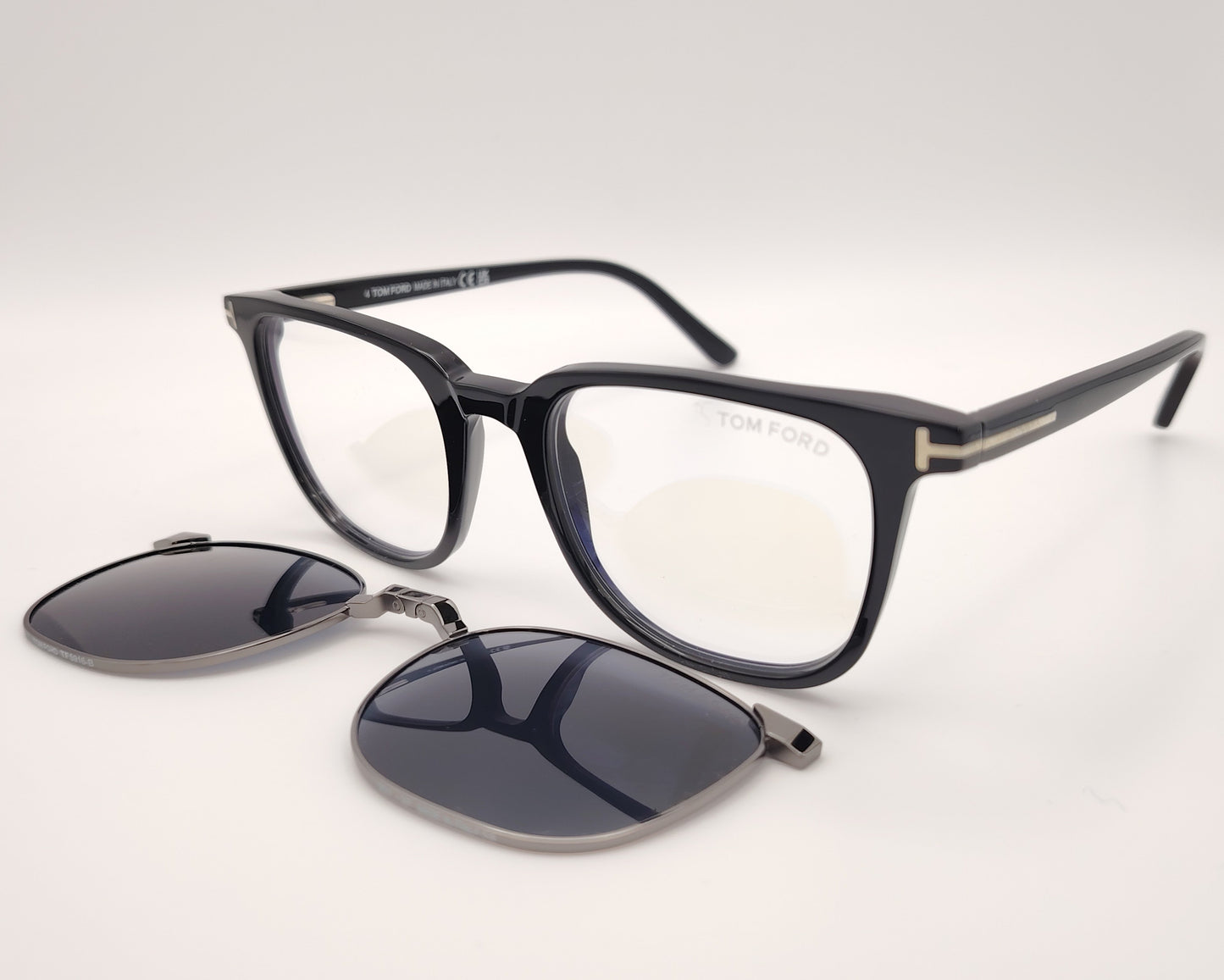 gafas de vista tom ford tf5916 001 con clip solar magnético fabricadas en acetato con detalles metálicos, diseño versátil que permite usarlas como gafas graduadas y transformarlas en gafas de sol en un instante el clip de lentes oscuras se acopla de forma cuadrada con bordes redondeados, con imanes ocultos asegurando comodidad y estilo