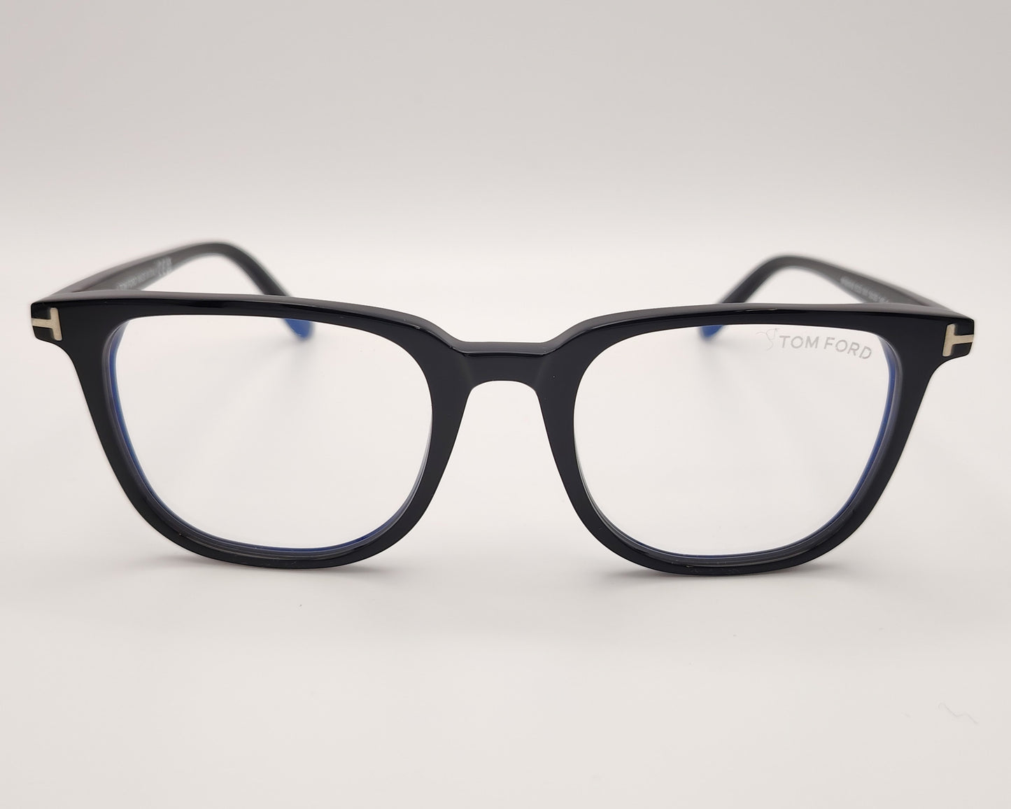 gafas de vista tom ford tf5916 001 con clip solar magnético fabricadas en acetato con detalles metálicos, diseño versátil que permite usarlas como gafas graduadas y transformarlas en gafas de sol en un instante el clip de lentes oscuras se acopla de forma cuadrada con bordes redondeados, con imanes ocultos asegurando comodidad y estilo