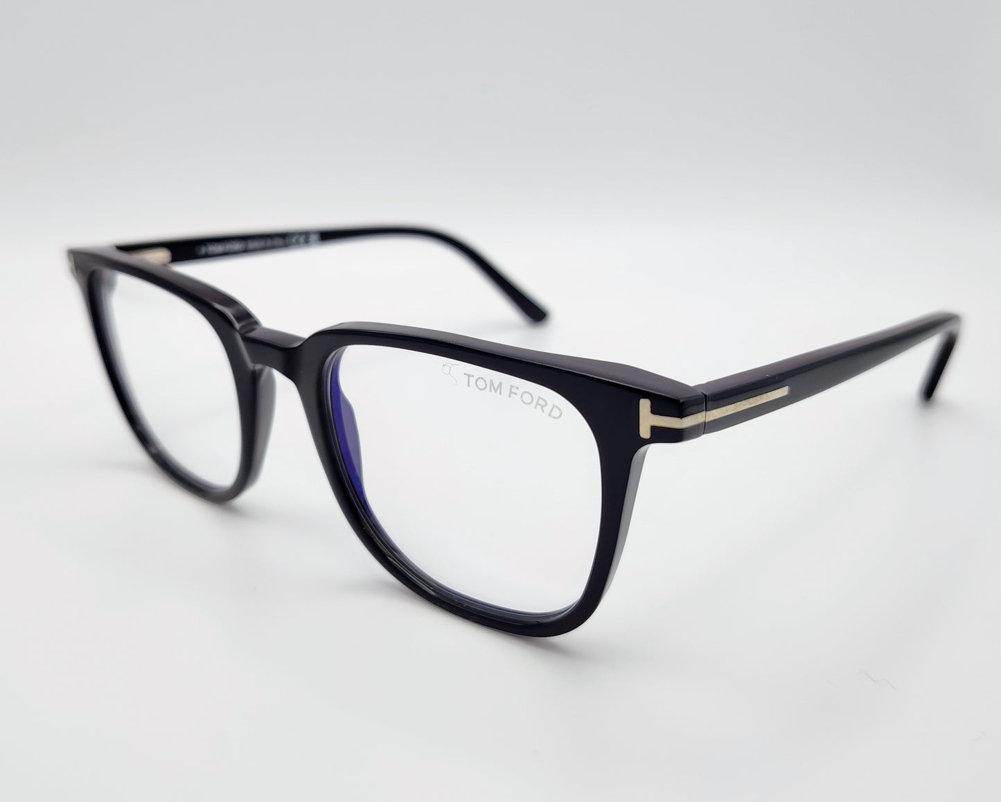 gafas de vista tom ford tf5916 001 con clip solar magnético fabricadas en acetato con detalles metálicos, diseño versátil que permite usarlas como gafas graduadas y transformarlas en gafas de sol en un instante el clip de lentes oscuras se acopla de forma cuadrada con bordes redondeados, con imanes ocultos asegurando comodidad y estilo