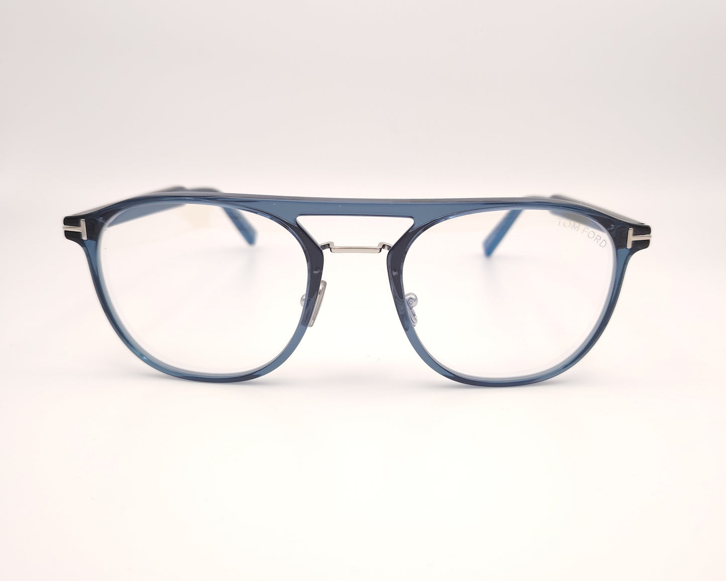gafas graduadas azul translúcido estilo aviador con puente metálico y detalle tom ford en las patillas