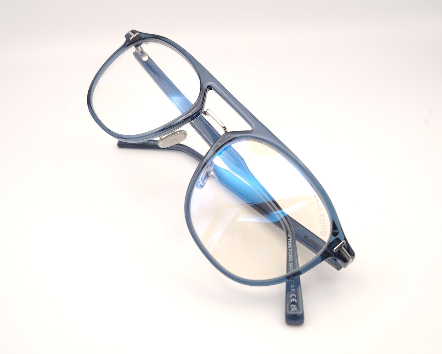 gafas graduadas azul translúcido estilo aviador con puente metálico y detalle tom ford en las patillas