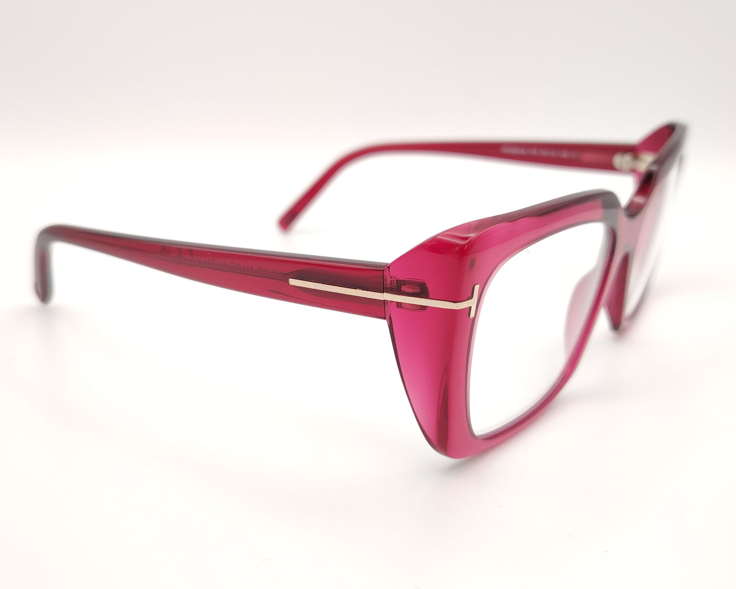 gafas graduadas con montura rectangular en acetato fucsia translúcido y detalle metálico dorado en forma de t en las varillas