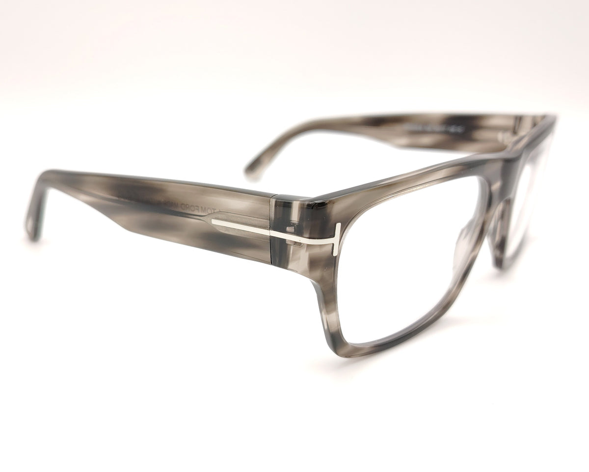 gafas tom ford grises rectangulares con detalle metálico en las varillas
