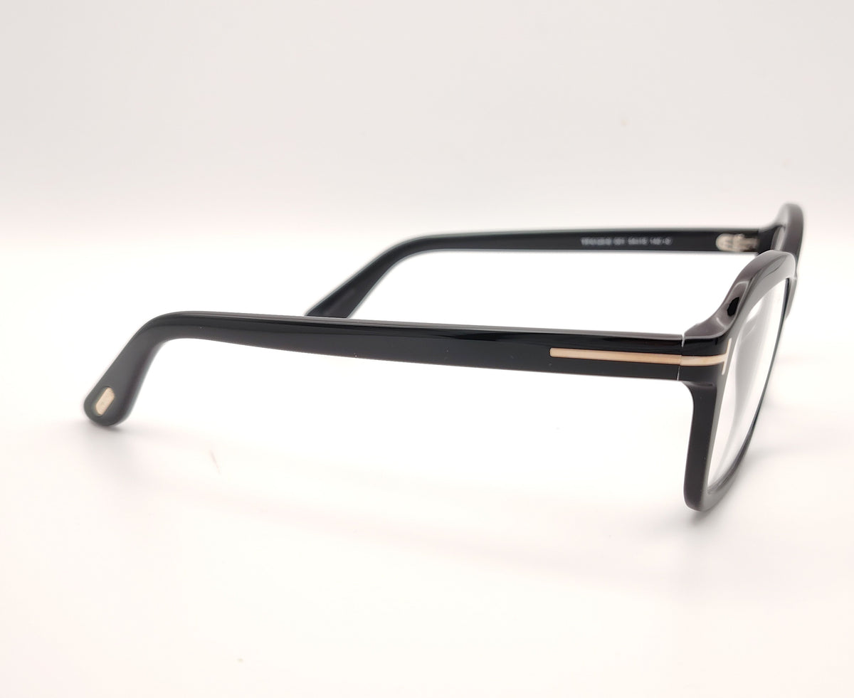 gafas tom ford negras con montura cuadrada y detalles metálicos en las varillas