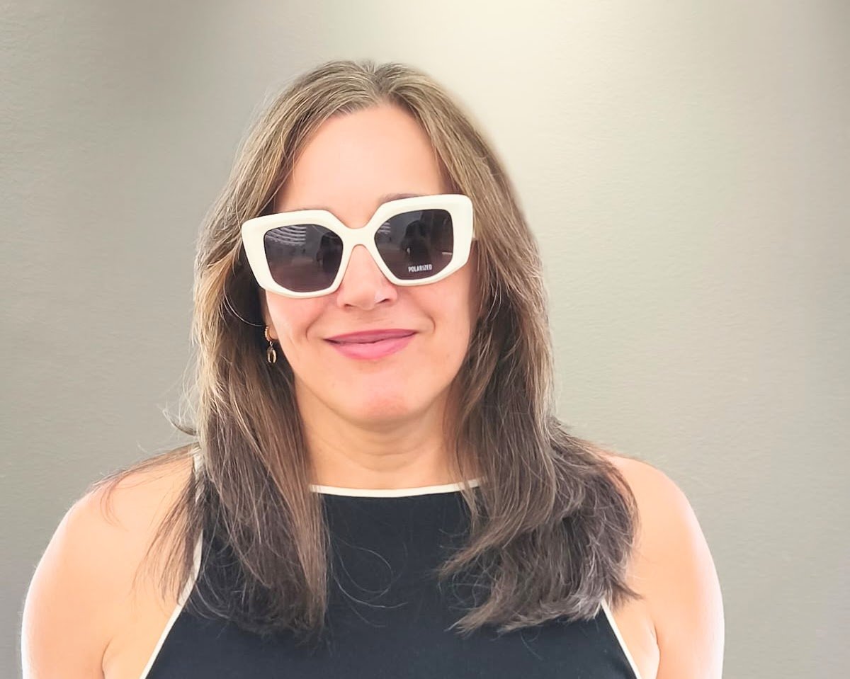 gafas de sol cuadradas con montura blanca gruesa y lentes polarizadas degradadas en tono violeta