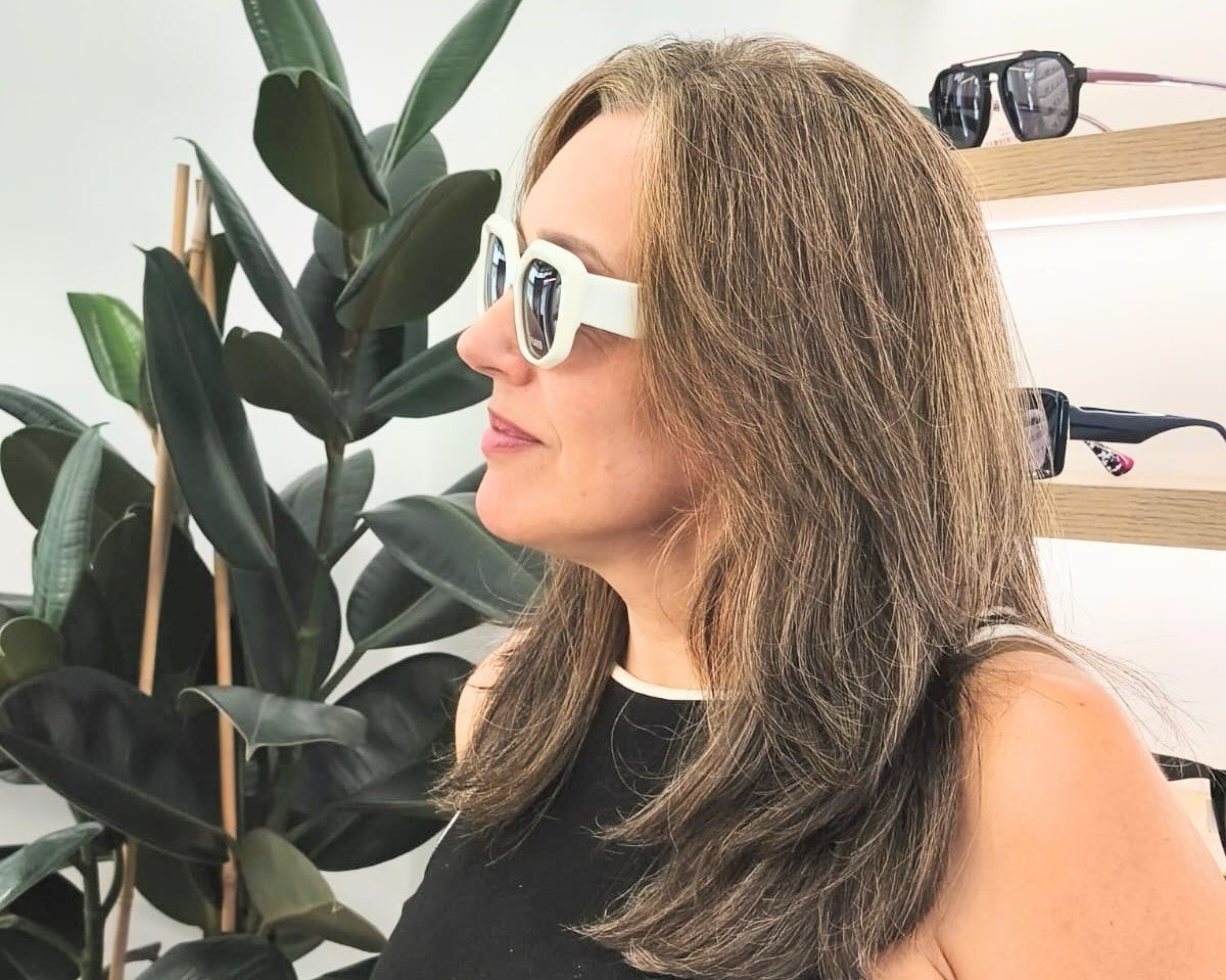 gafas de sol cuadradas con montura blanca gruesa y lentes polarizadas degradadas en tono violeta