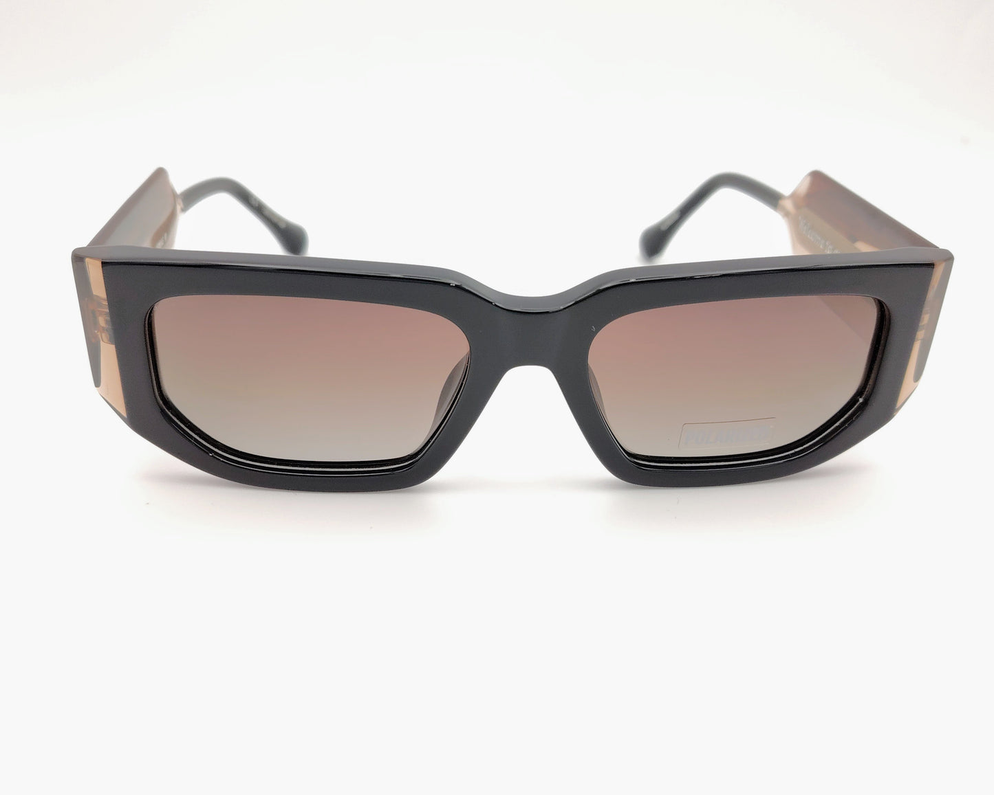 visionario armas 01 gafas de sol de acetato en formato rectangular, de color negro con las lentes polarizadas en marrón, varillas anchas en color nude traslúcido