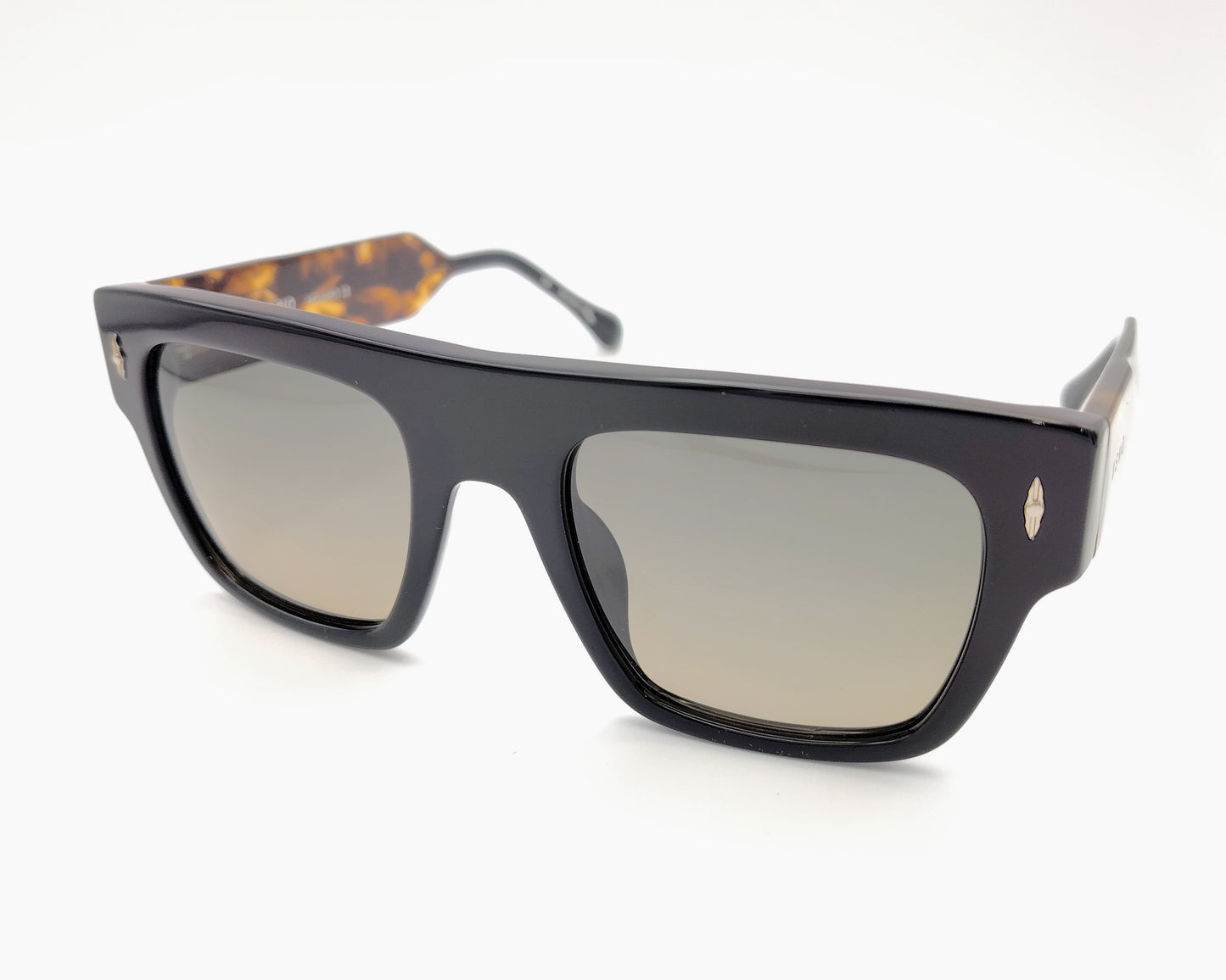 gafas de sol visionario howard 03 con montura rectangular en color negro, patillas con estampado carey y detalles dorados, lentes polarizadas en tono marrón degradado
