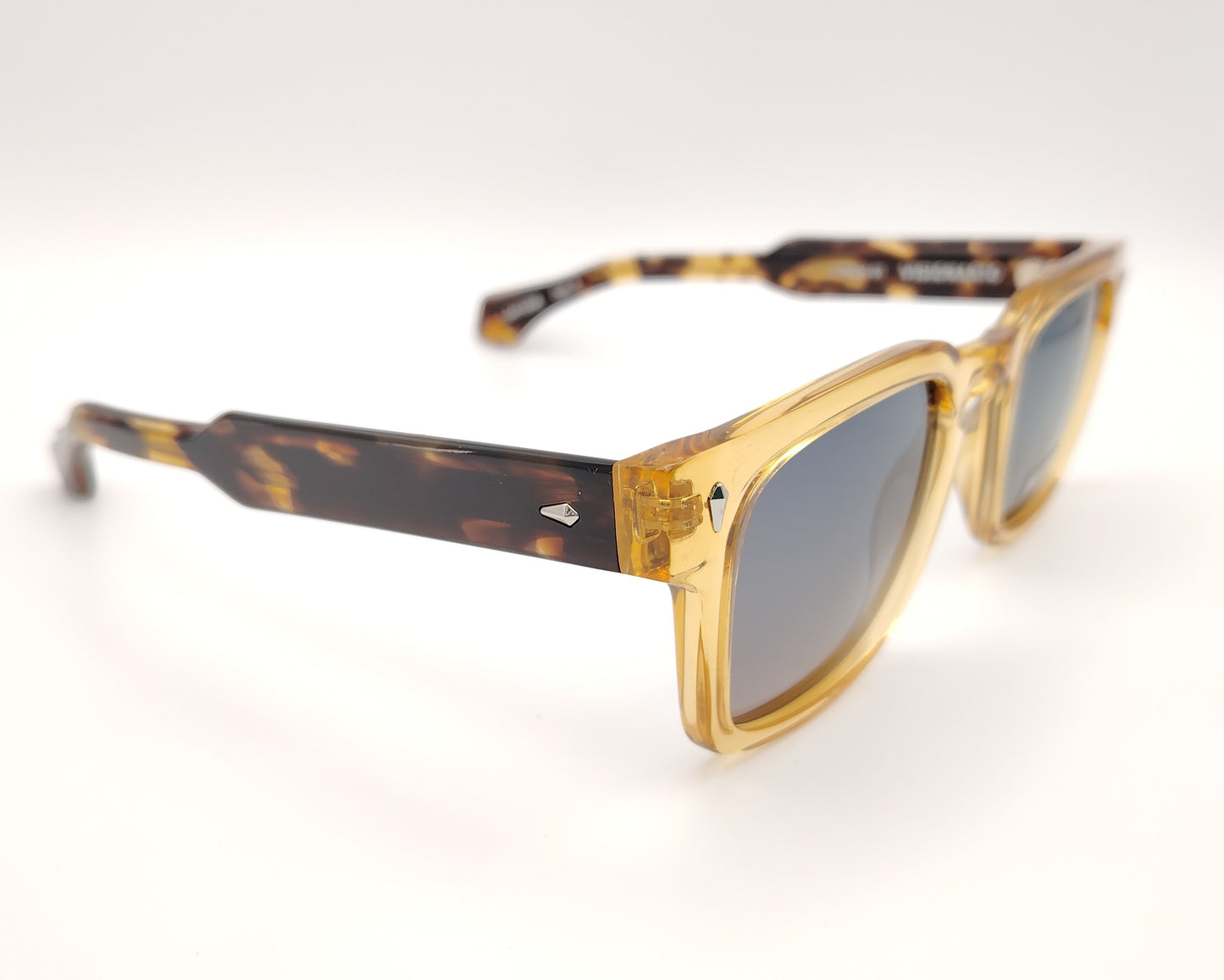 gafas de sol visionario linch 03 con montura cuadrada en color ámbar translúcido, lentes polarizadas en tono gris y detalles metálicos en las esquinas