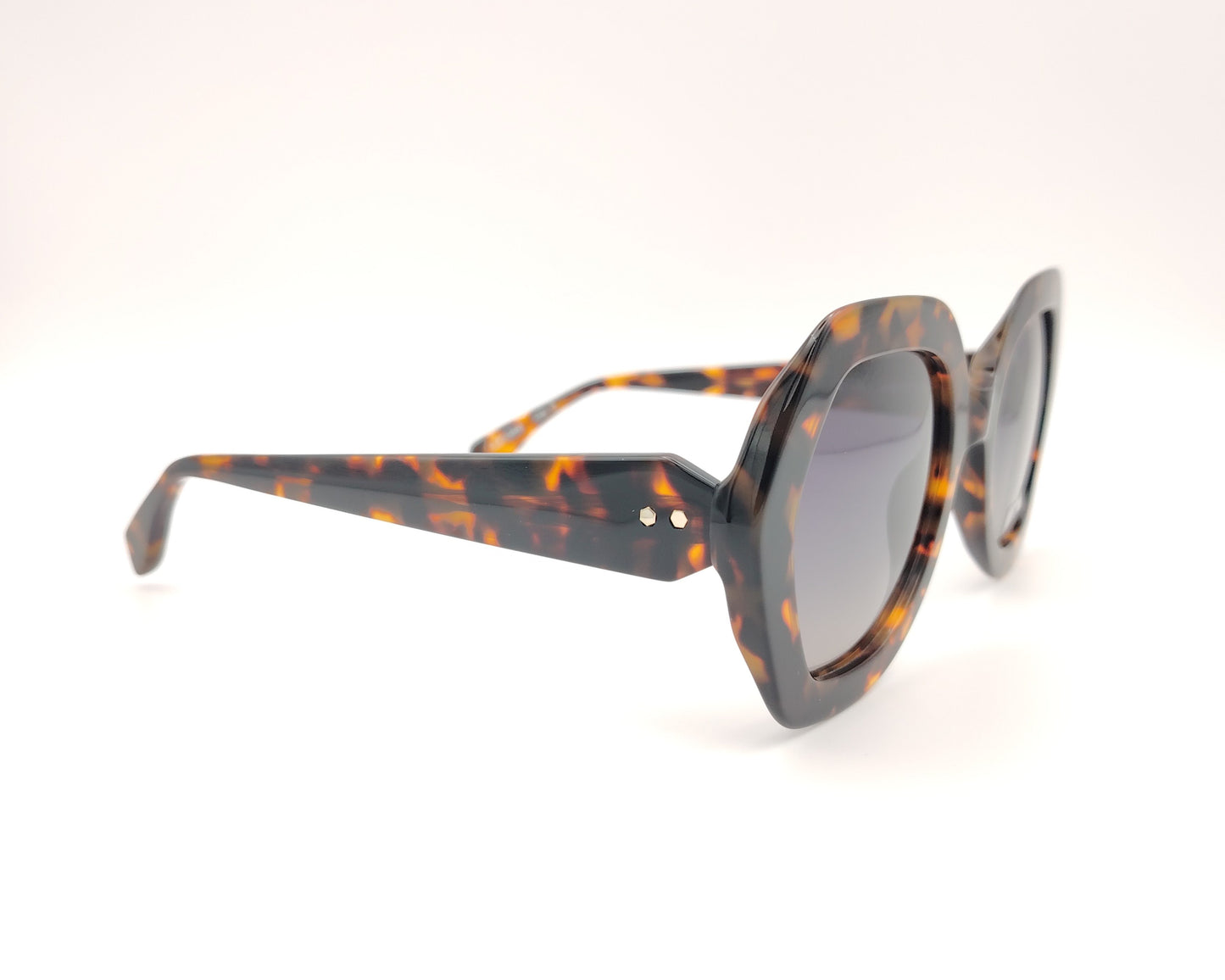 gafas de sol visionario margaret 02 en acetato carey con forma geométrica y lentes degradadas grises polarizadas