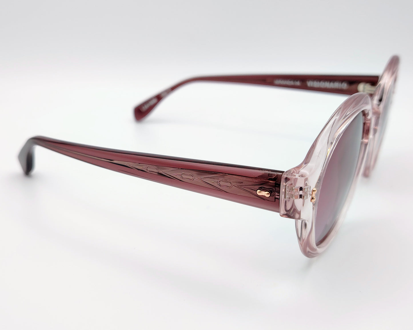 gafas de sol visionario miranda 04 con montura redonda en color rosa claro translúcido y lentes degradadas en tono rosado más oscuro al igual que las varillas