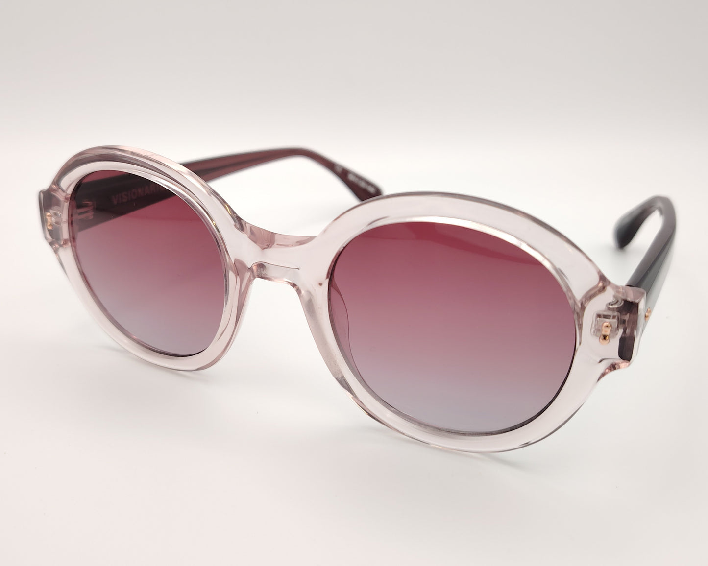 gafas de sol visionario miranda 04 con montura redonda en color rosa claro translúcido y lentes degradadas en tono rosado más oscuro al igual que las varillas