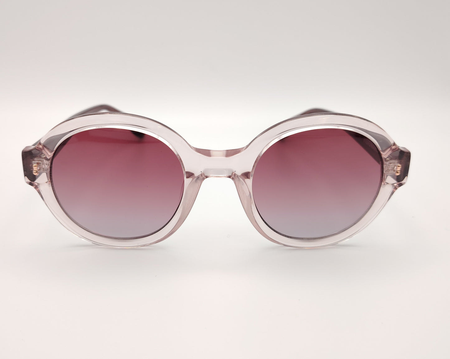 gafas de sol visionario miranda 04 con montura redonda en color rosa claro translúcido y lentes degradadas en tono rosado más oscuro al igual que las varillas