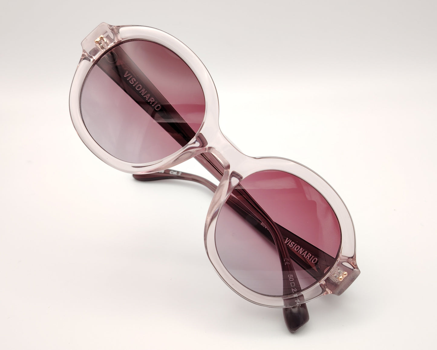gafas de sol visionario miranda 04 con montura redonda en color rosa claro translúcido y lentes degradadas en tono rosado más oscuro al igual que las varillas