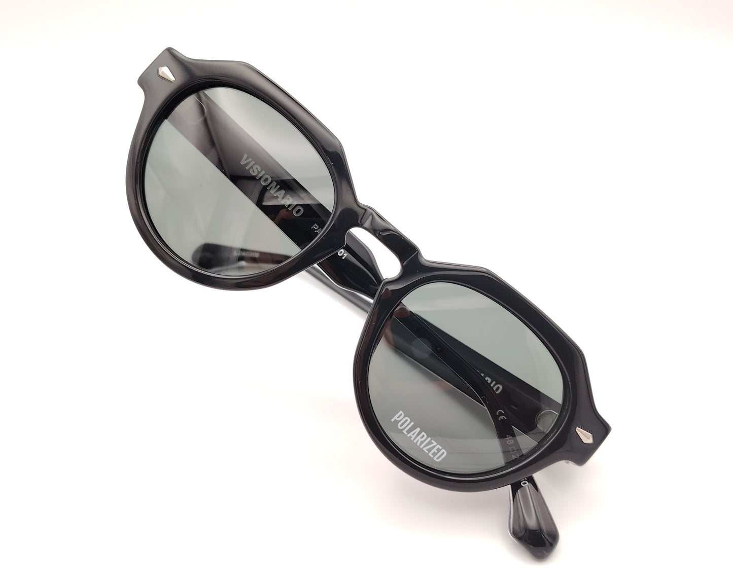 gafas de sol visionario pascal 01, montura redonda de acetato negro con diseño geométrico, detalles metálicos en las bisagras, lentes verdes polarizadas, estilo vanguardista y sofisticado