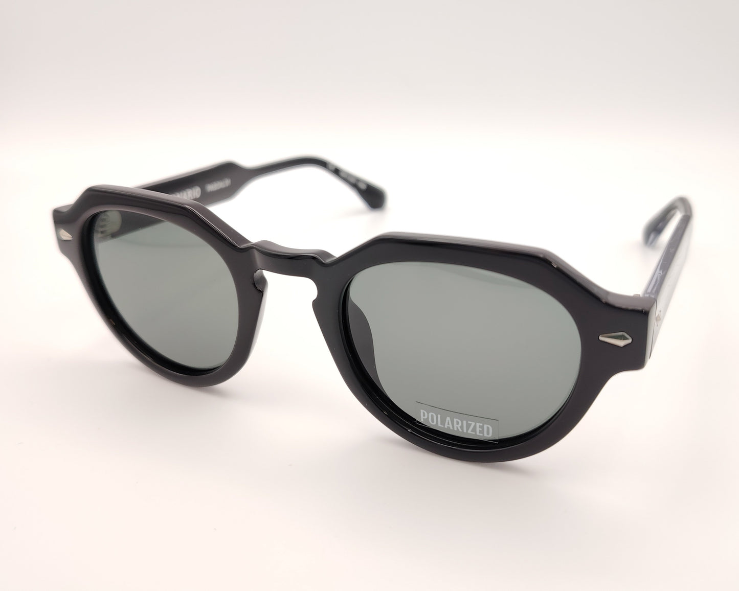 gafas de sol visionario pascal 01, montura redonda de acetato negro con diseño geométrico, detalles metálicos en las bisagras, lentes verdes polarizadas, estilo vanguardista y sofisticado