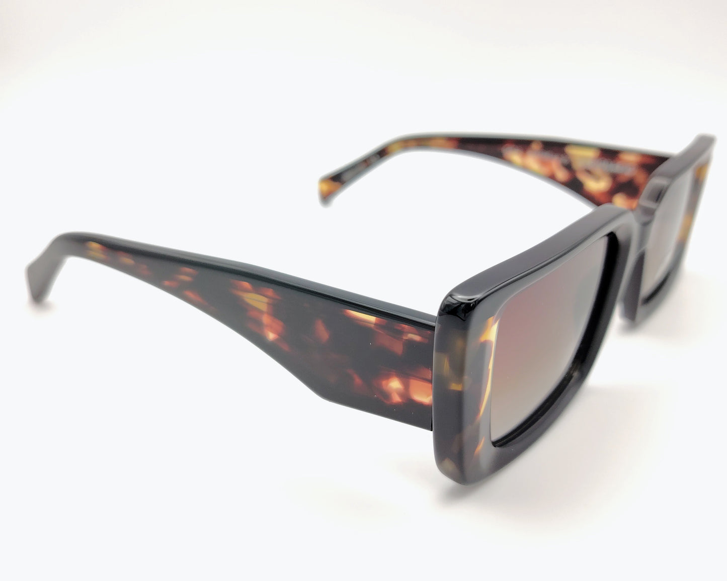 gafas de sol visionario raffaella 01 montura rectangular en negro con detalles carey en los bordes lentes degradadas en tonos marrones