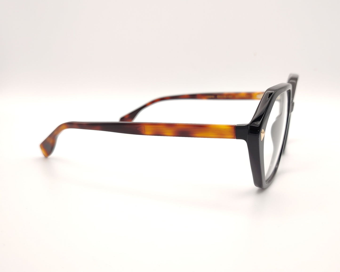 gafas con forma hexagonal y frontal negro con varillas en carey ámbar marca visionario