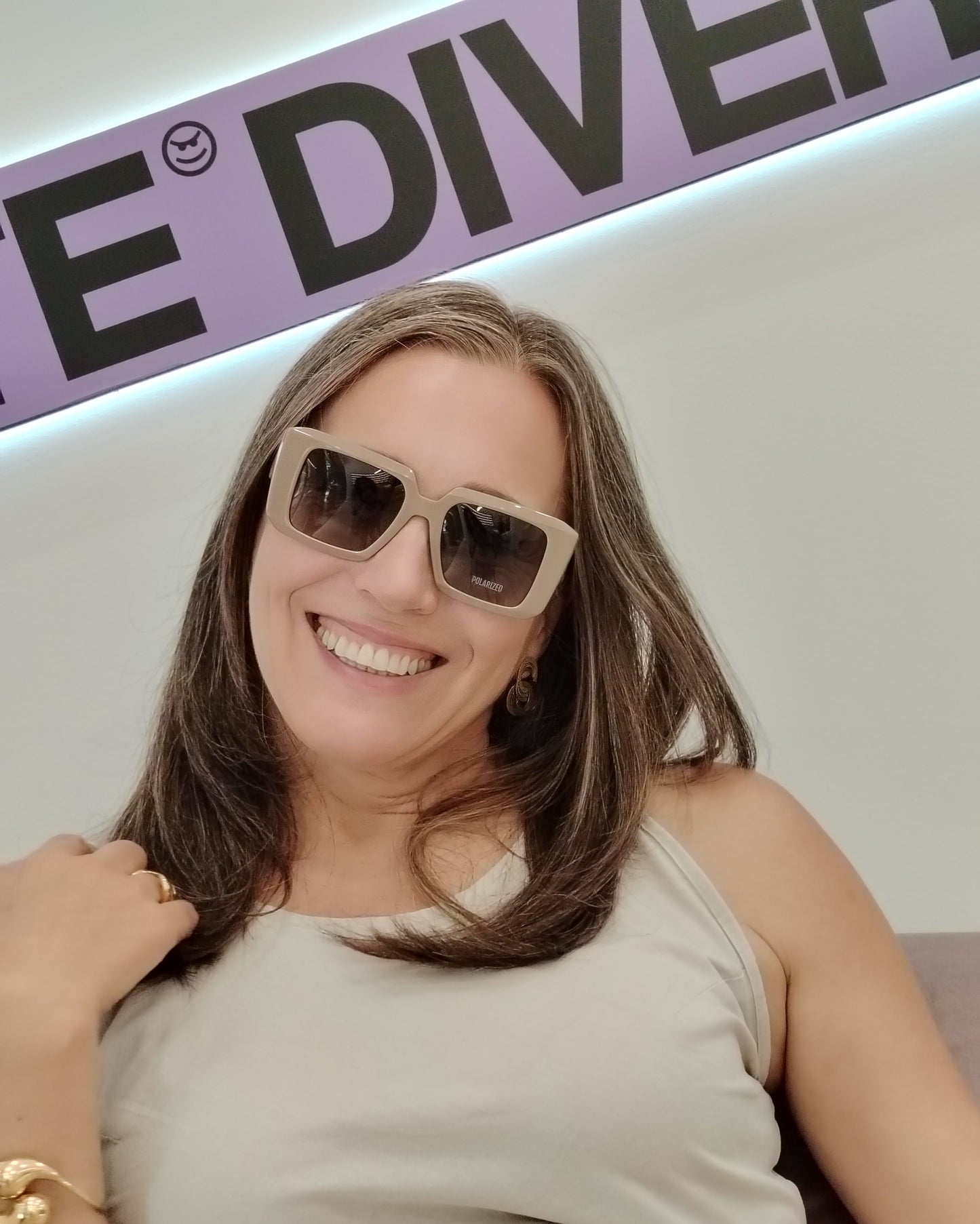 gafas de sol visionario vergara 02 con montura geométrica en color beige, de líneas angulosas y lentes degradadas en tono marrón con filtro polarizado