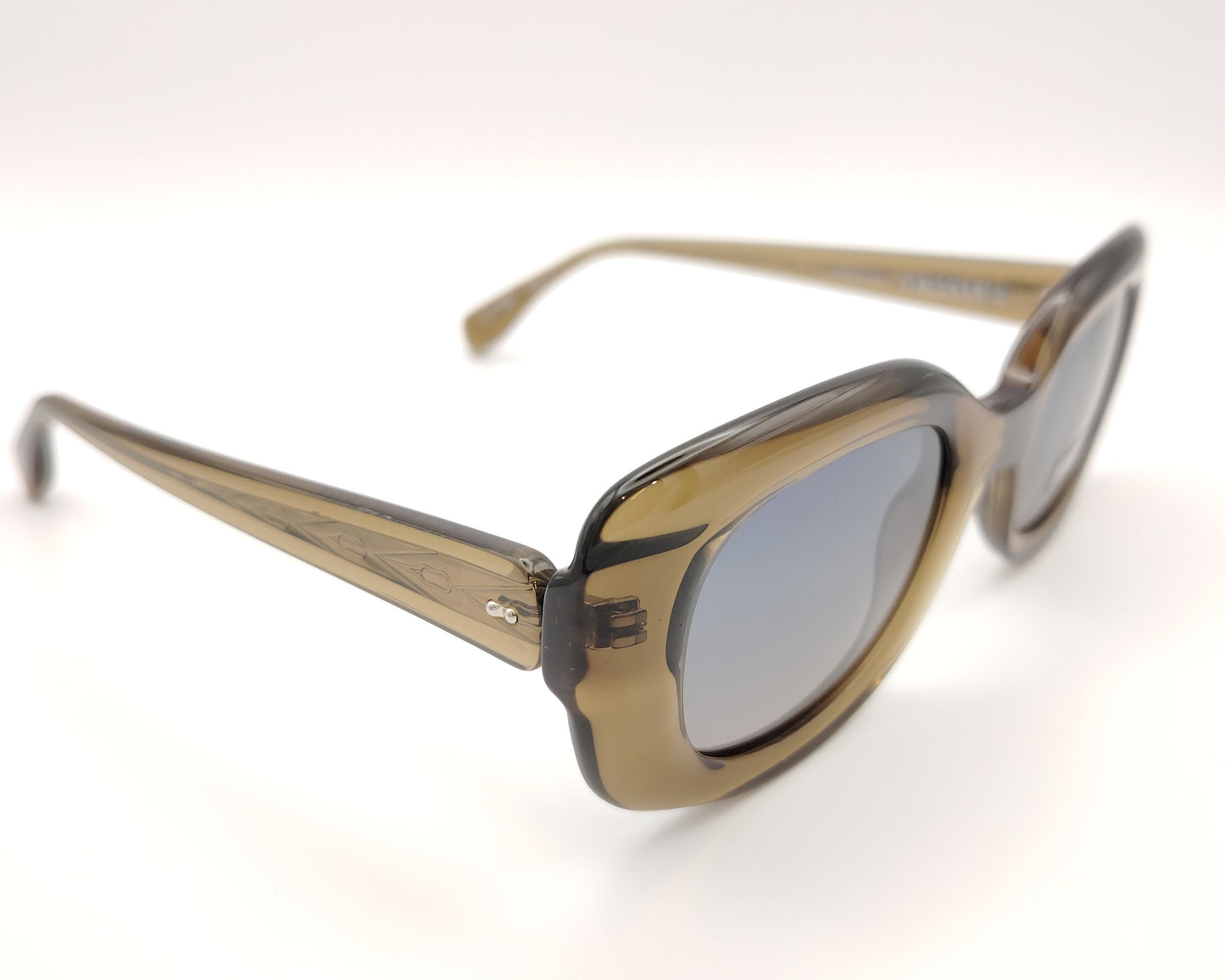 gafas de sol visionario zadie 03 montura ovalada en tono verde translúcido lentes polarizadas en color gris