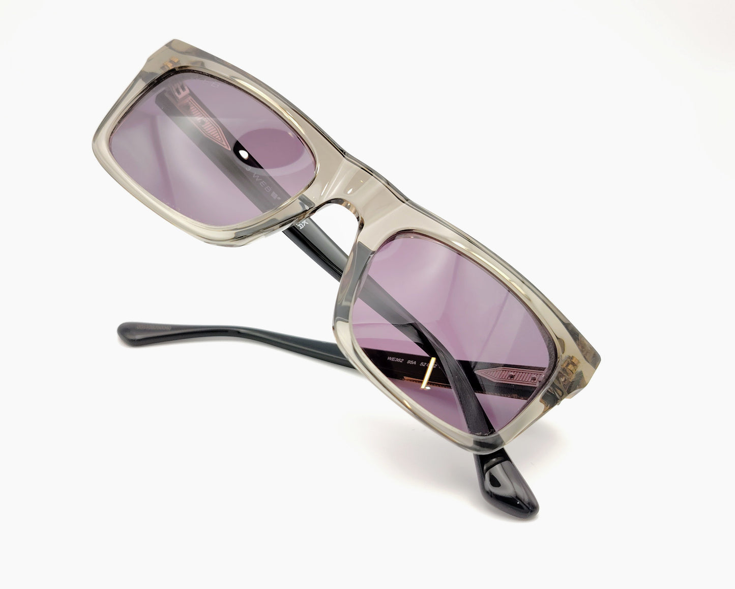 web we0362 95a gafas de sol de acetato en formato cuadrado en color gris traslúcido con las varillas en negro