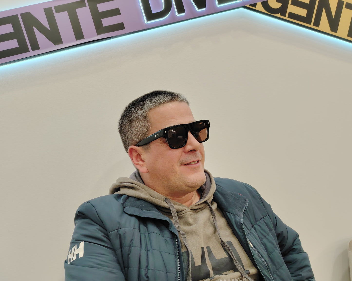 we354 01s gafas de sol en formato cuadrado de acetato negro con lentes en marrón