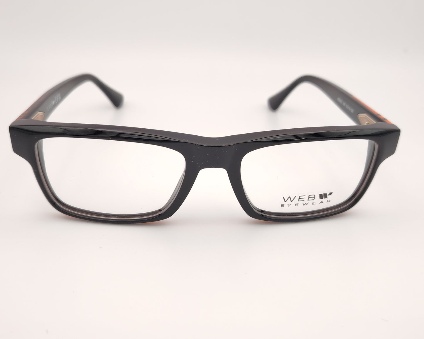 web we5432 005 gafas en formato rectangular en color negro con detalles en naranja traslúcido