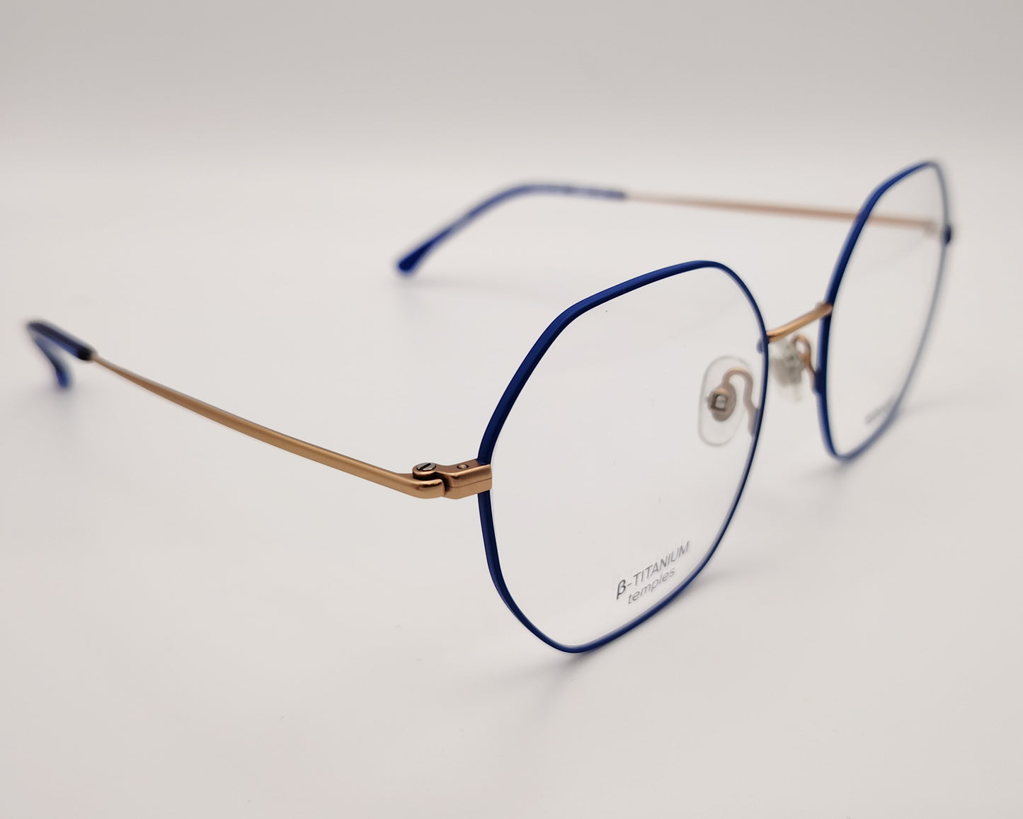 gafas graduadas woodys abadi 04 con montura geométrica de beta titanio en color azul con varillas en tono dorado diseño ultraligero y sofisticado que aporta un estilo moderno y vanguardista
