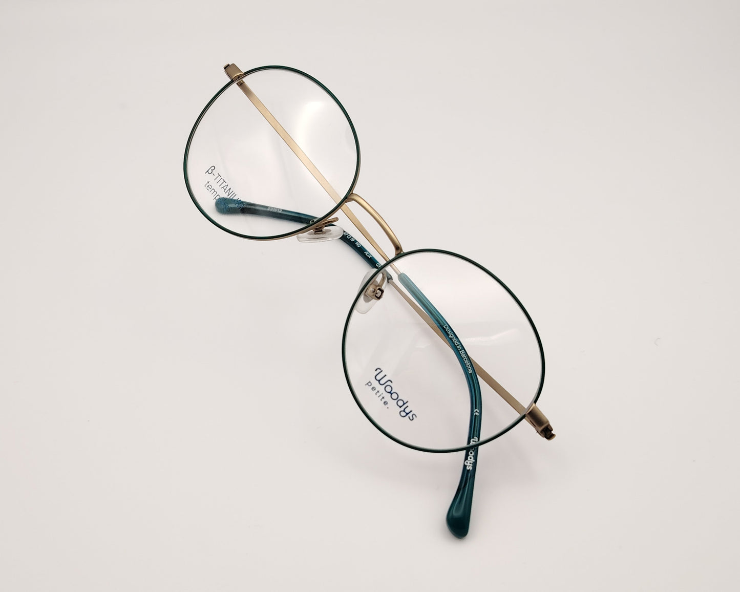 gafas woodys alix 03 de titanio dorado con lacado verde y forma redonda
