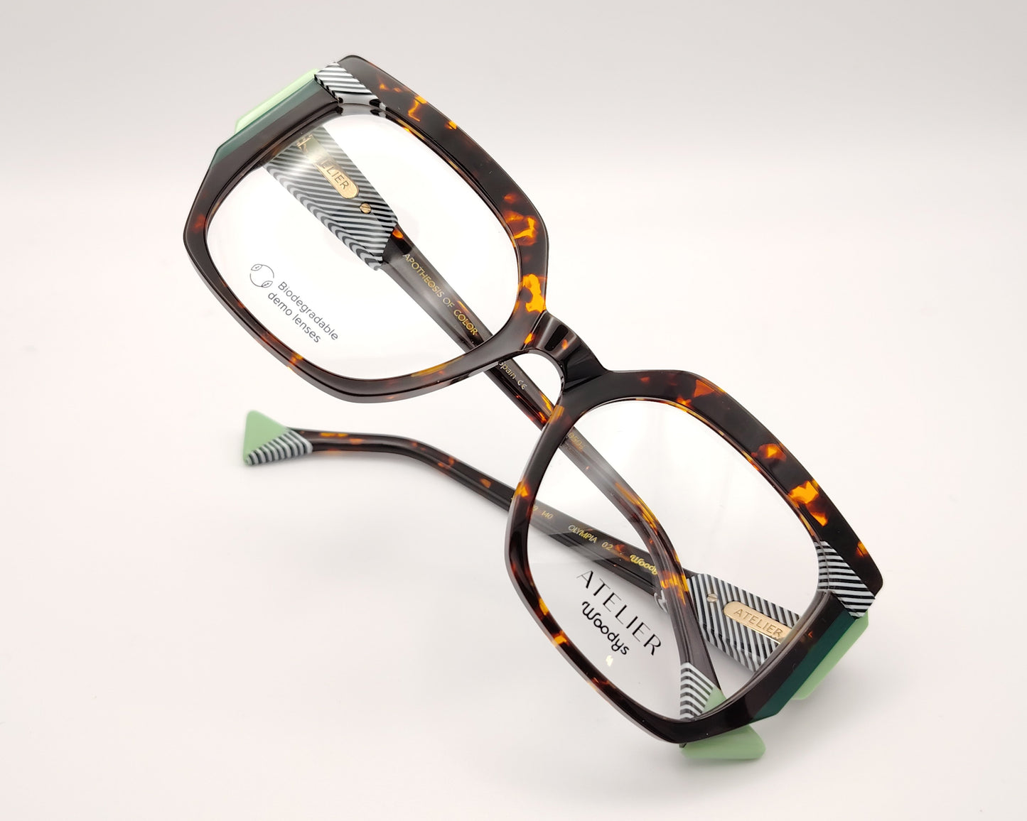 gafas graduadas woodys atelier olympia 02 de acetato habana con forma cuadrada oversize detalles arquitectónicos en color verde y blanco con patrón de líneas en las esquinas superiores y varillas