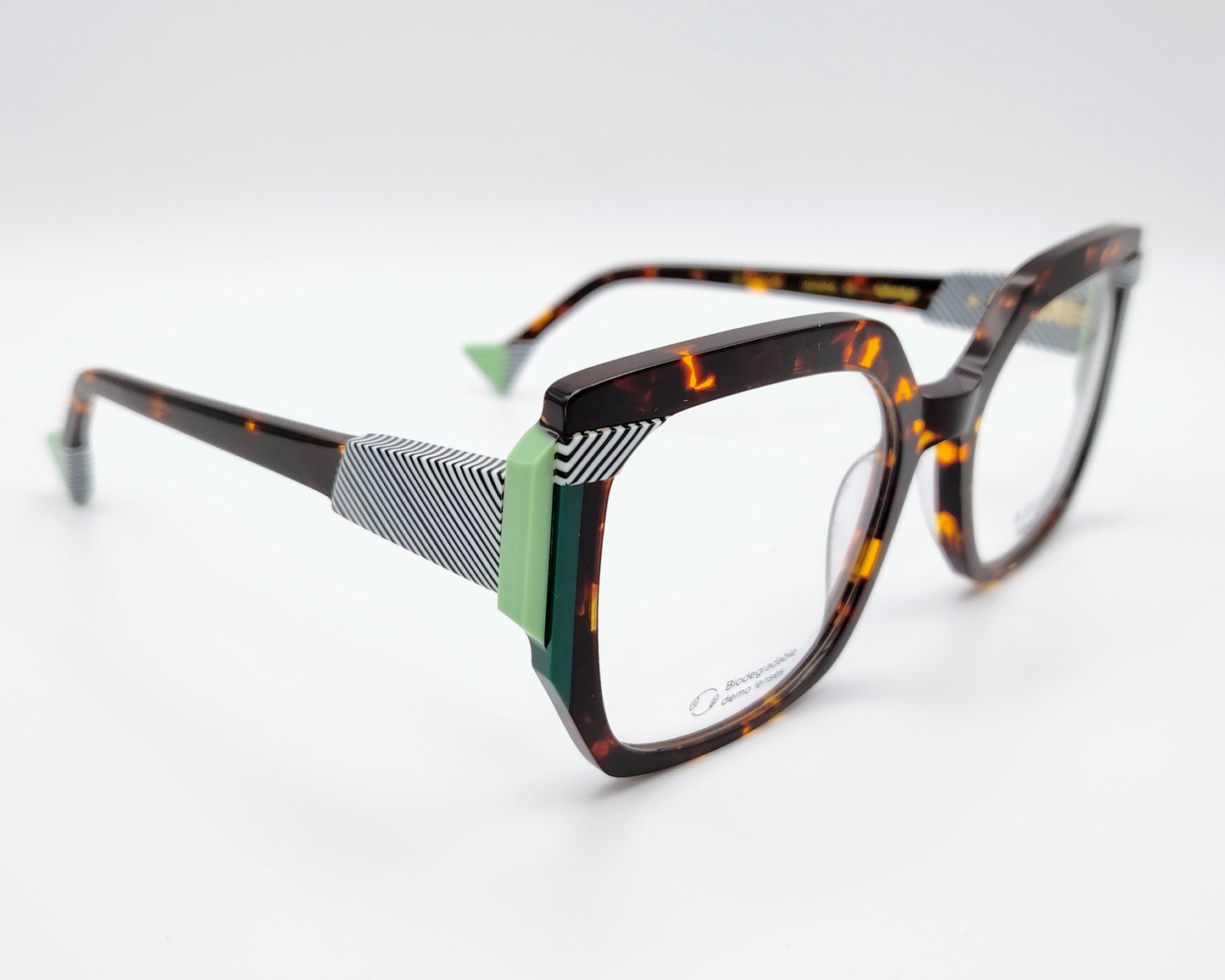 gafas graduadas woodys atelier olympia 02 de acetato habana con forma cuadrada oversize detalles arquitectónicos en color verde y blanco con patrón de líneas en las esquinas superiores y varillas